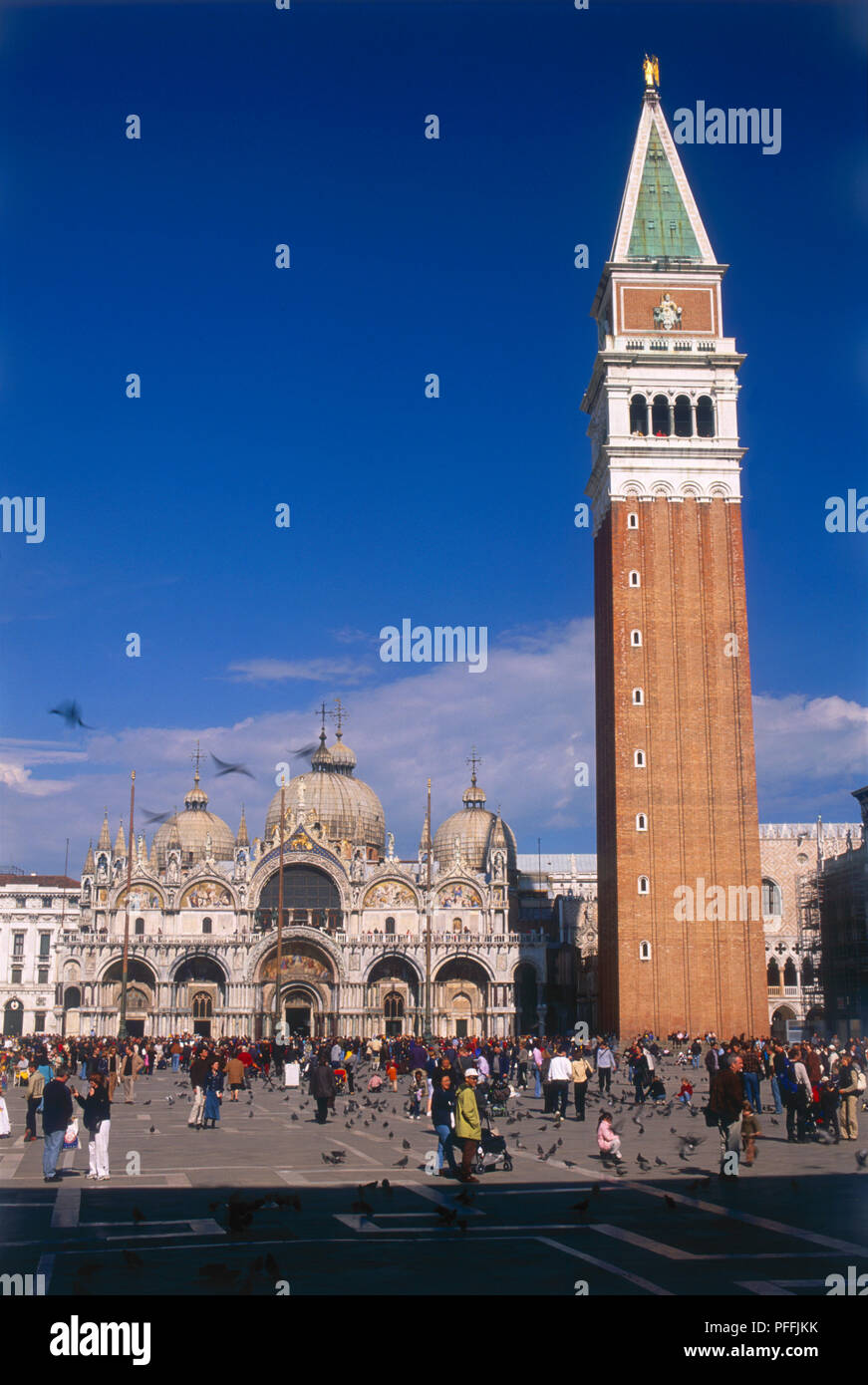 Campanille, die robuste 14. Jahrhundert Glockenturm im linken Querschiff der Kirche gesetzt, die zweithöchste in Venedig. Stockfoto