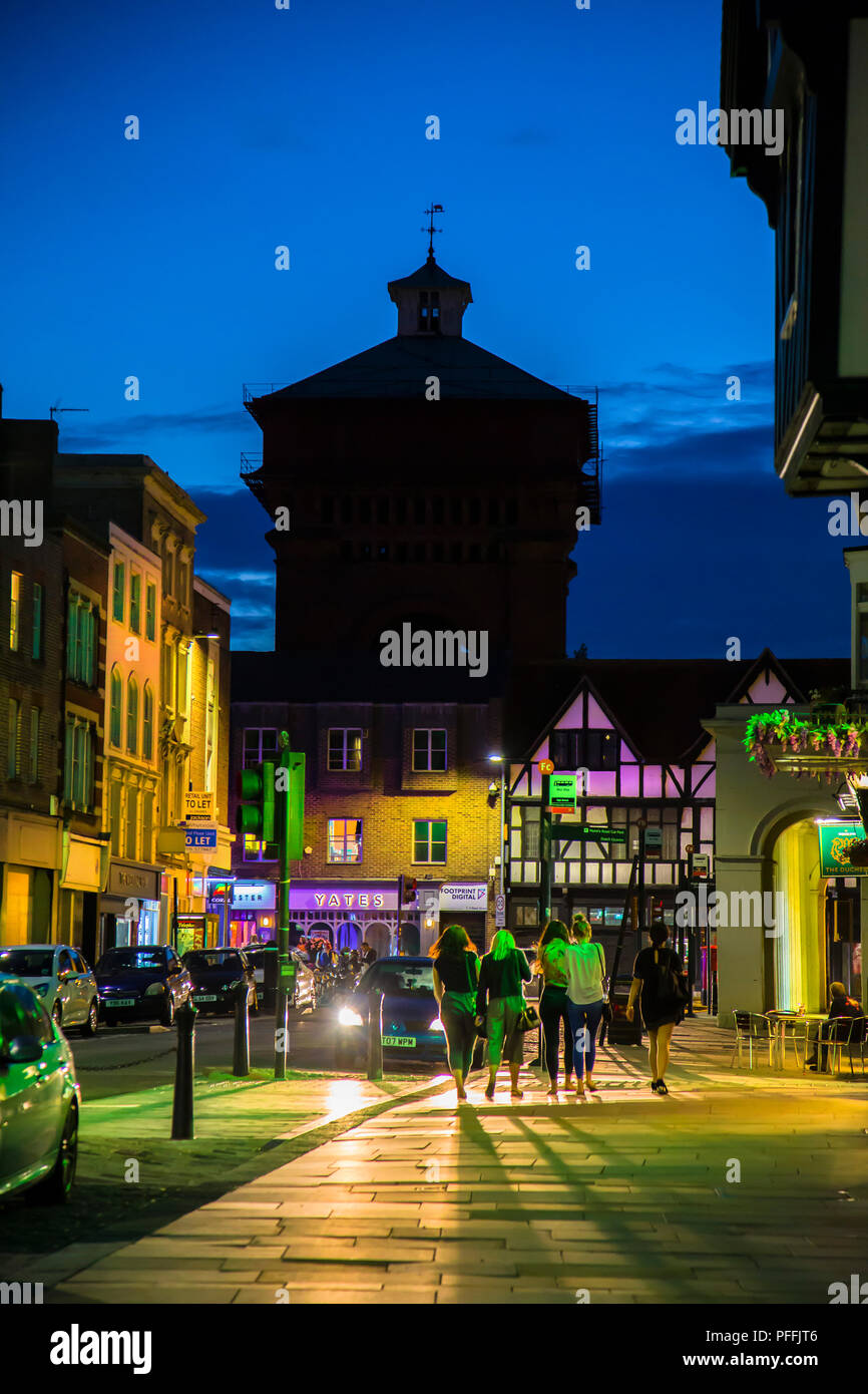 Oben AUF DER HIGH STREET IN Colchester, Essex, IN DER NACHT UND MIT JUMBO WASSERTURM Stockfoto