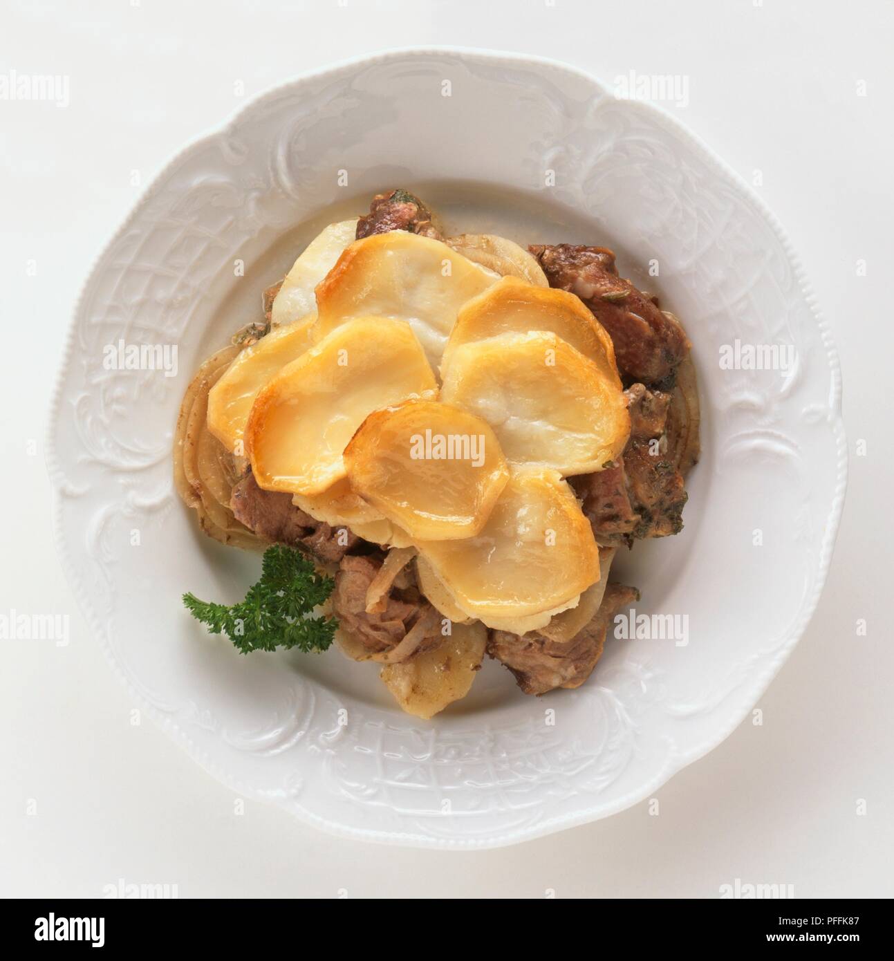 Platte von Irish Stew mit Lamm gemacht und gekrönt mit Kartoffeln, Ansicht von oben Stockfoto