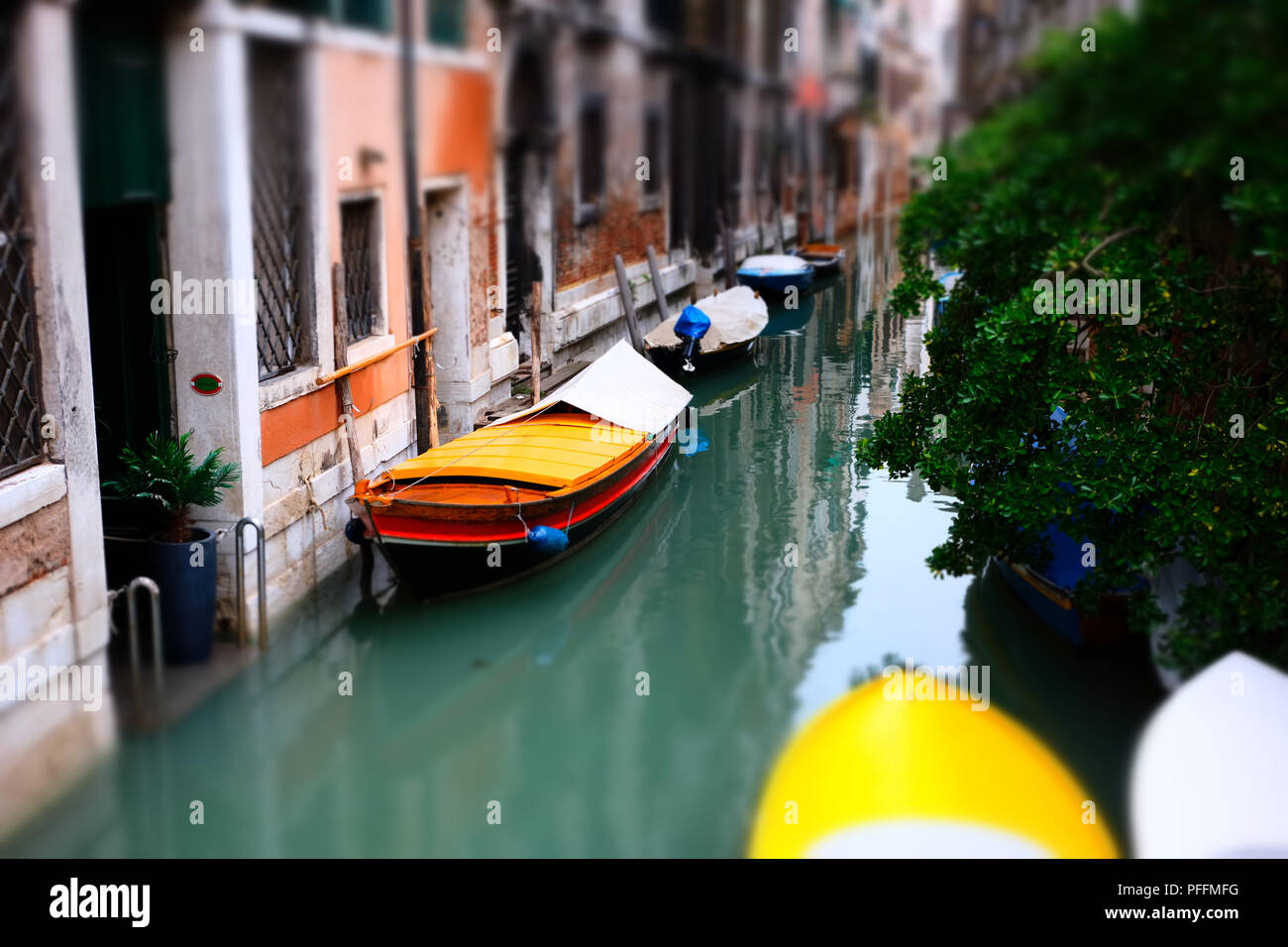 Traditionelle Venedig Boot am Kanal. Tilt Shift anzeigen. Venedig, Italien Stockfoto