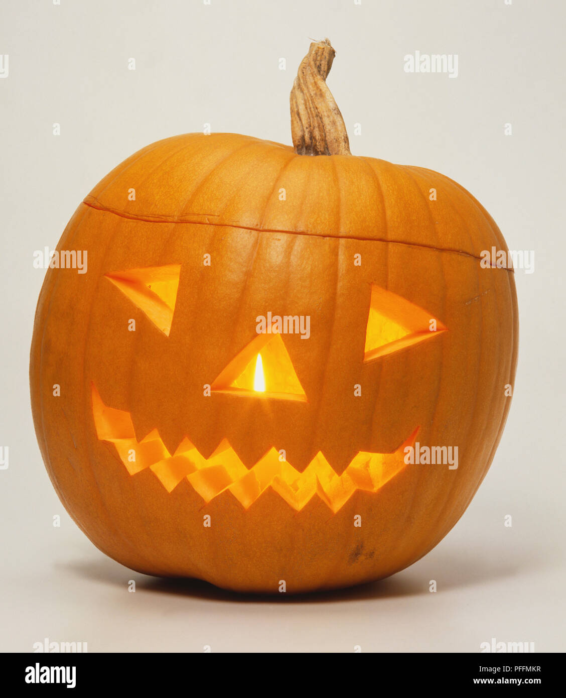 Halloween Kürbis, augen nase Mund mit Kerze im Inneren leuchtet  Stockfotografie - Alamy