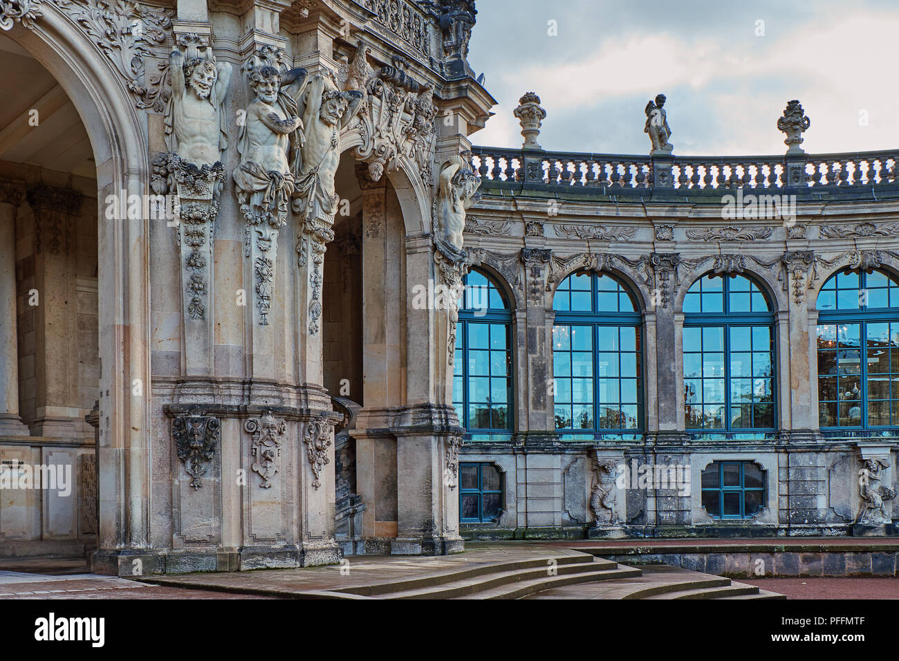 Elemente der Fassade der Dresdner Kathedrale der Heiligen Dreifaltigkeit oder Hofkirche in Dresden, Sachsen, Deutschland. Stockfoto