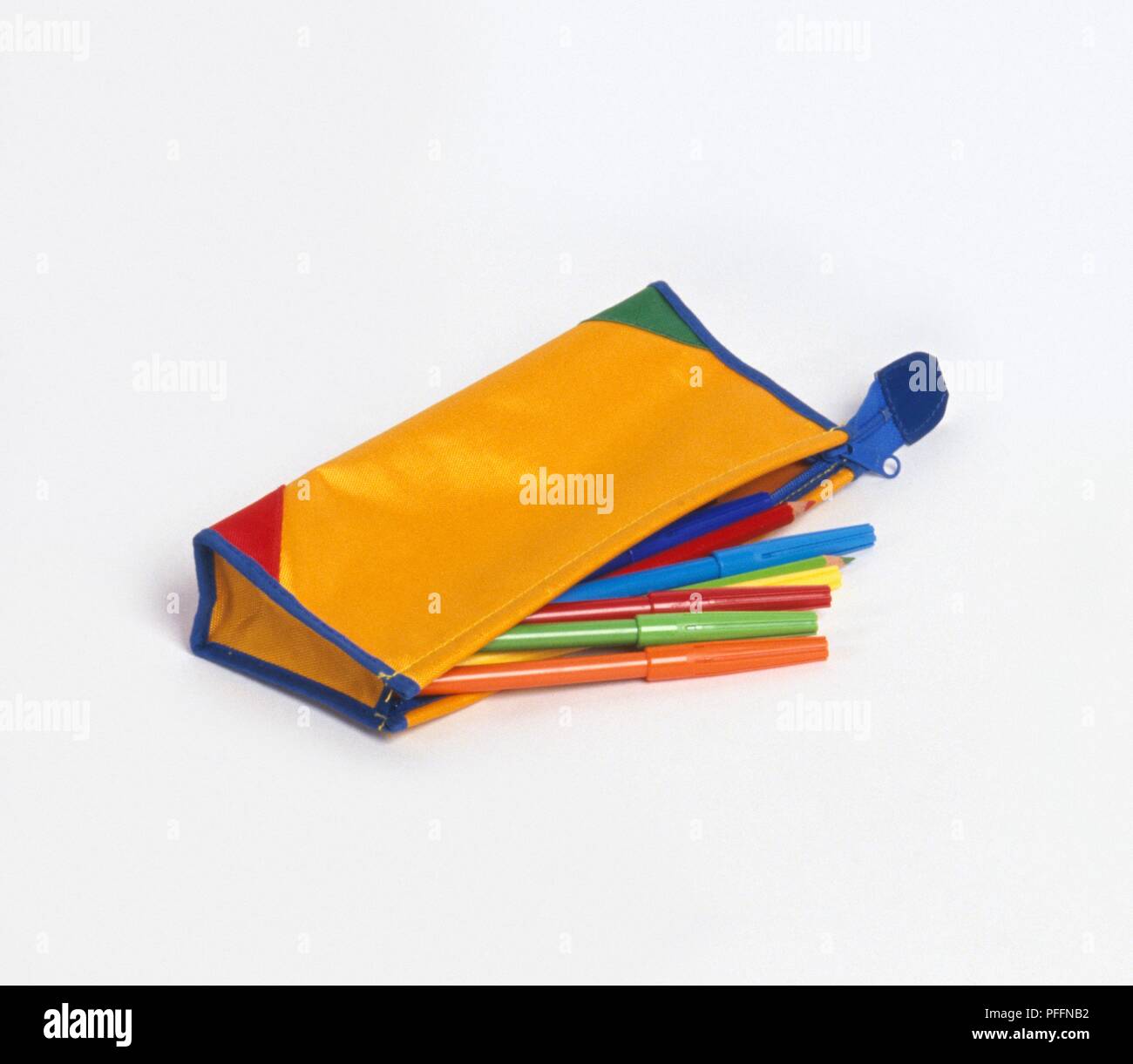 Yellow Pencil case und colorfed Filzstifte Stockfoto