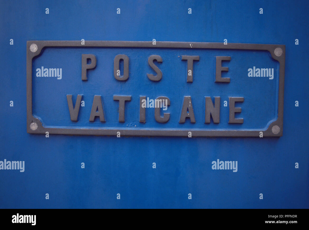 Blaues Schild an der vatikanischen Post Box der vatikanischen Post Stockfoto