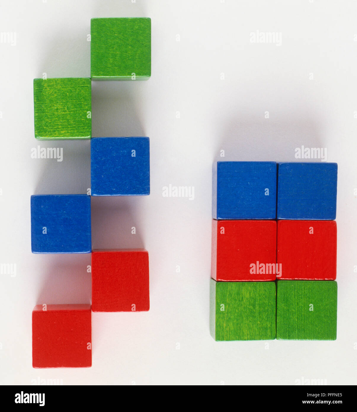 Rote, grüne und blaue Blöcke in Stacks und im Zick-Zack-Muster angeordnet. Stockfoto