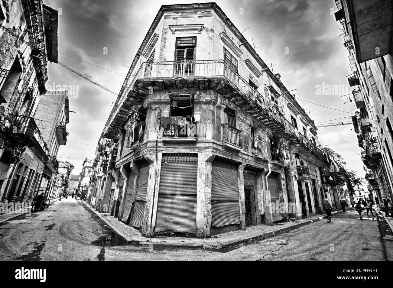 Schwarz/Weiß-Bild vom alten Schäden Gebäude und Straßen von Havanna Stockfoto