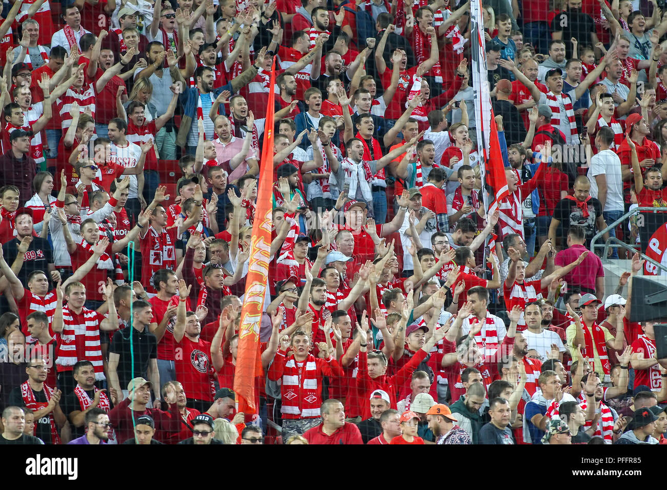 Moskau, Russland - 14. August 2018: Spartak Fans feiern für ihre Mannschaft während der UEFA Champions League dritte qualifikationsrunde zwischen FC Spartak Stockfoto