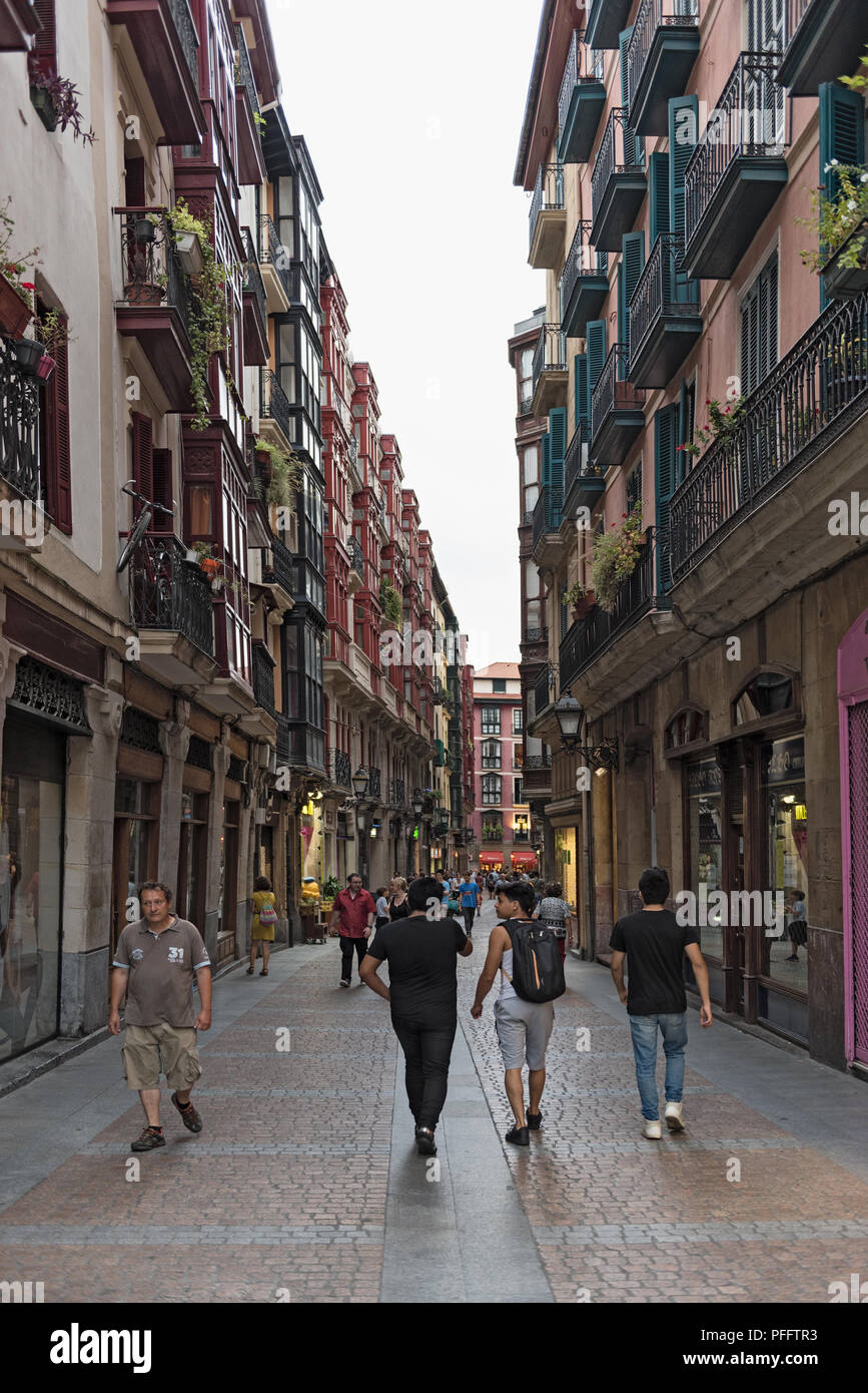 Wanderer in der historischen Altstadt von Bilbao, Spanien. Stockfoto