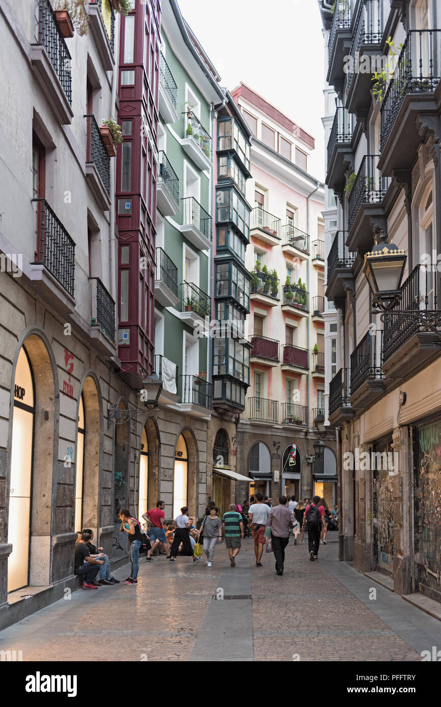 Wanderer in der historischen Altstadt von Bilbao, Spanien. Stockfoto