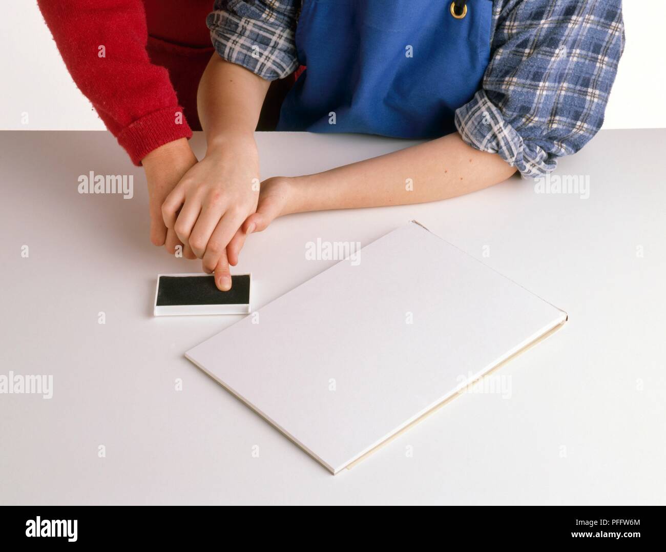 Junge, Fingerabdrücke eines anderen Kindes Stockfoto