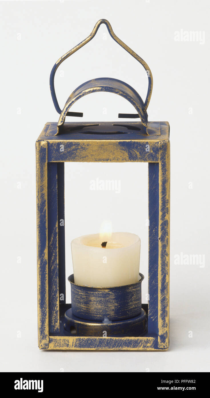 Golden-blauen Messing Leuchte mit Kerzenlicht. Stockfoto
