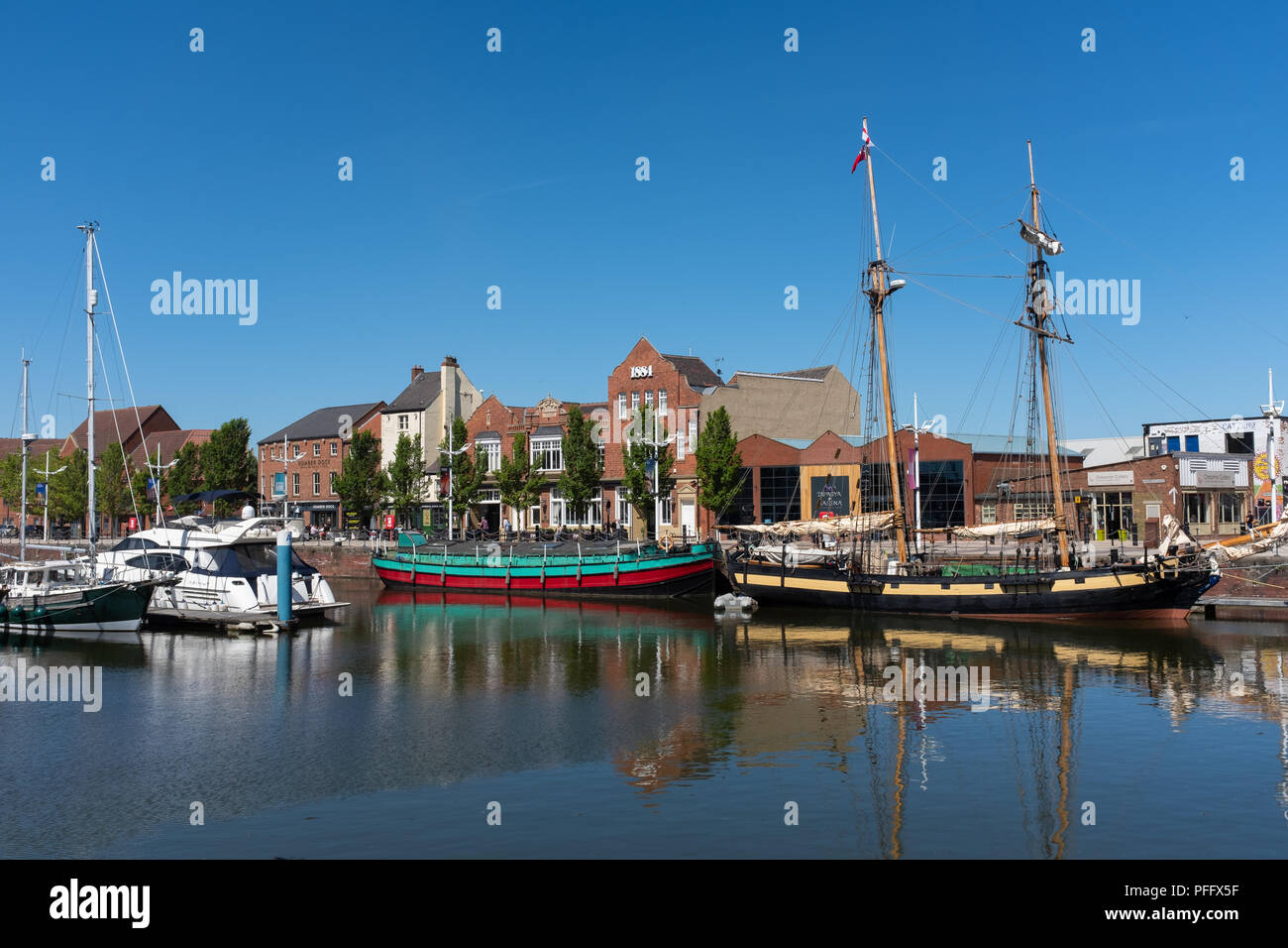 Bild von Kingston Upon Hull Großbritannien Stadt der Kultur 2017. Gezeigt um Humber Dock und Marina sind die Flaggen verschiedener Nationen und baots angedockt. Stockfoto