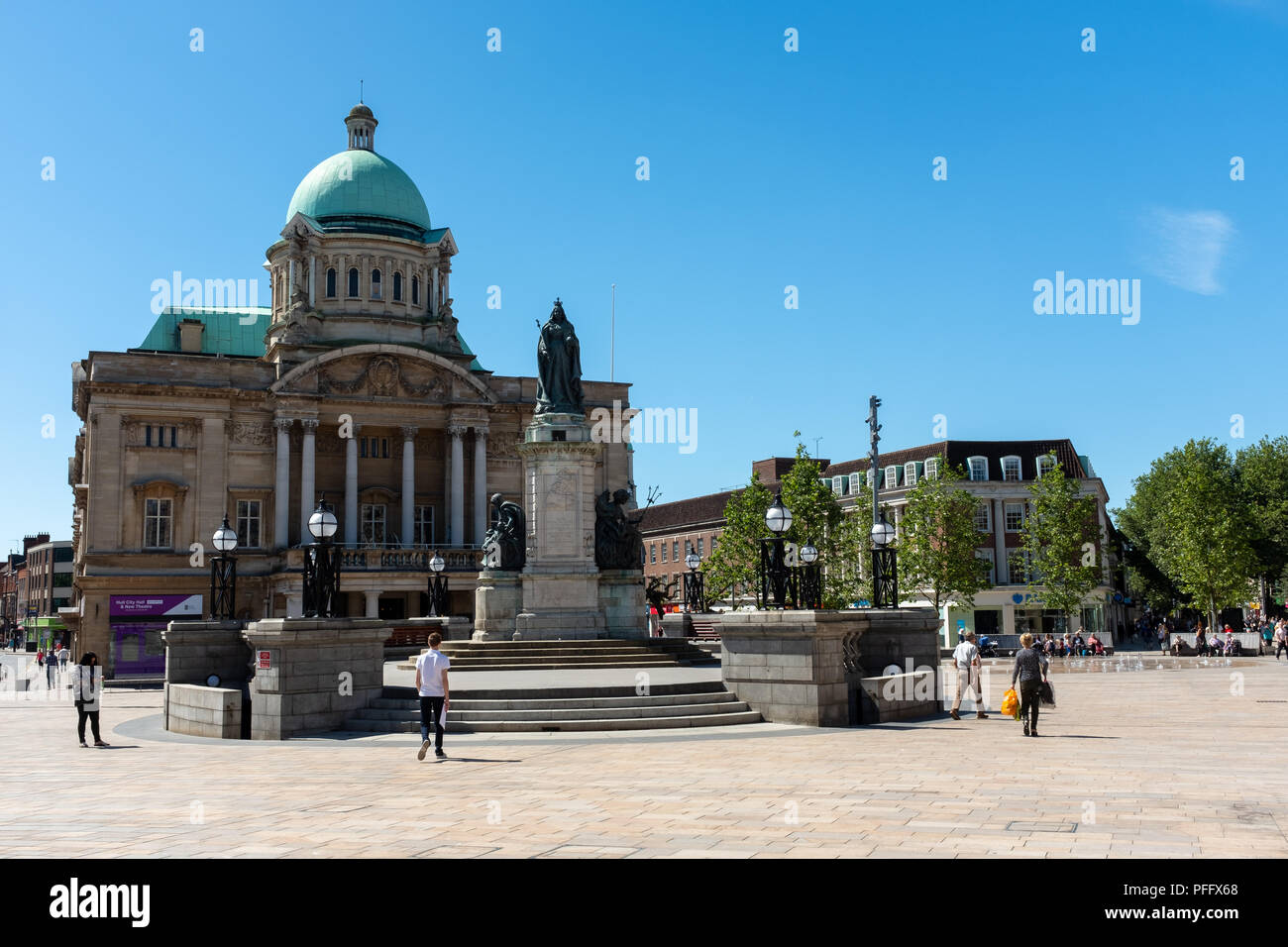 Bild von Kingston Upon Hull Großbritannien Stadt der Kultur 2017. Hull City Hall vor blauem Himmel im Sommer. Queen Victoria Square mit Personen auf der Durchreise. Stockfoto