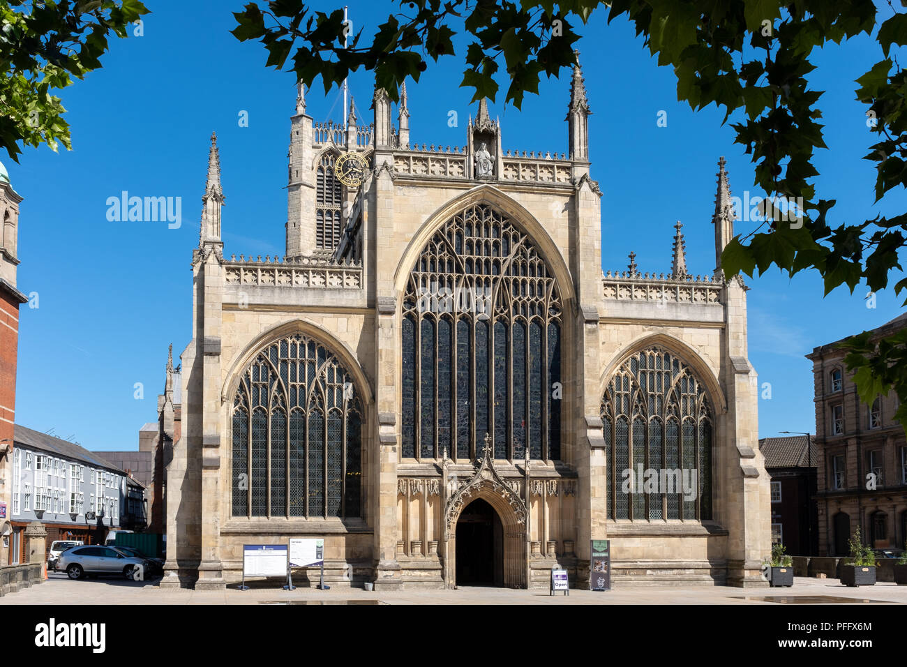 Bild von Kingston Upon Hull Großbritannien Stadt der Kultur 2017. Gezeigt ist die ehemalige Kirche der Heiligen Dreifaltigkeit jetzt genannt Rumpf Münster vor blauem Himmel. Stockfoto