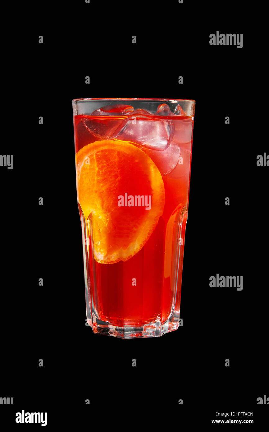 Ein 1-farbigen, transparenten Cocktail, erfrischende in ein hohes Glas mit Eiswürfeln, Orange Slice, Zitrone und den Geschmack von Beeren, Kirschen, Erdbeeren, Gr Stockfoto