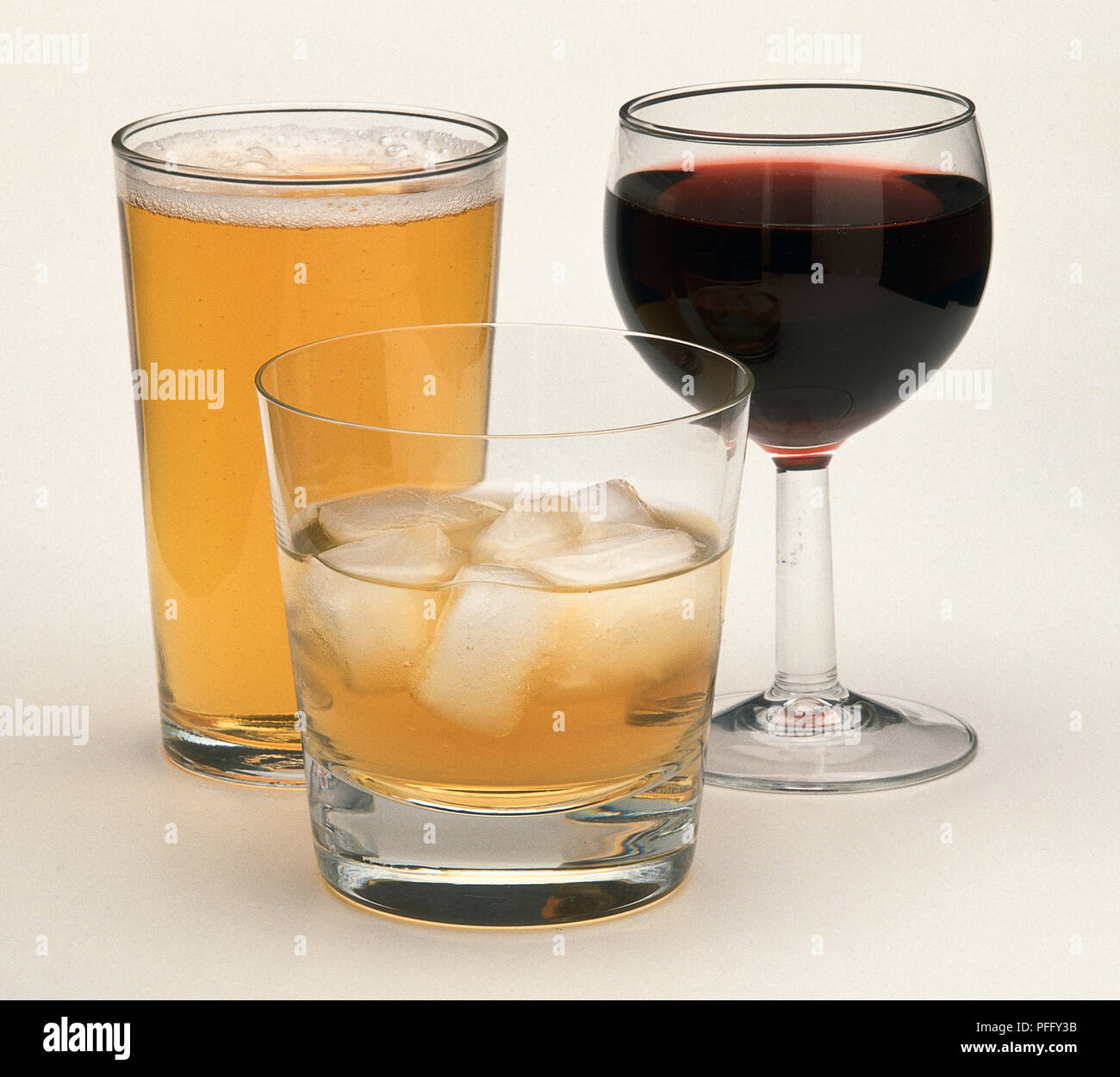 Drei Gläser, Bier, Whisky mit Eis, und Wein Stockfoto