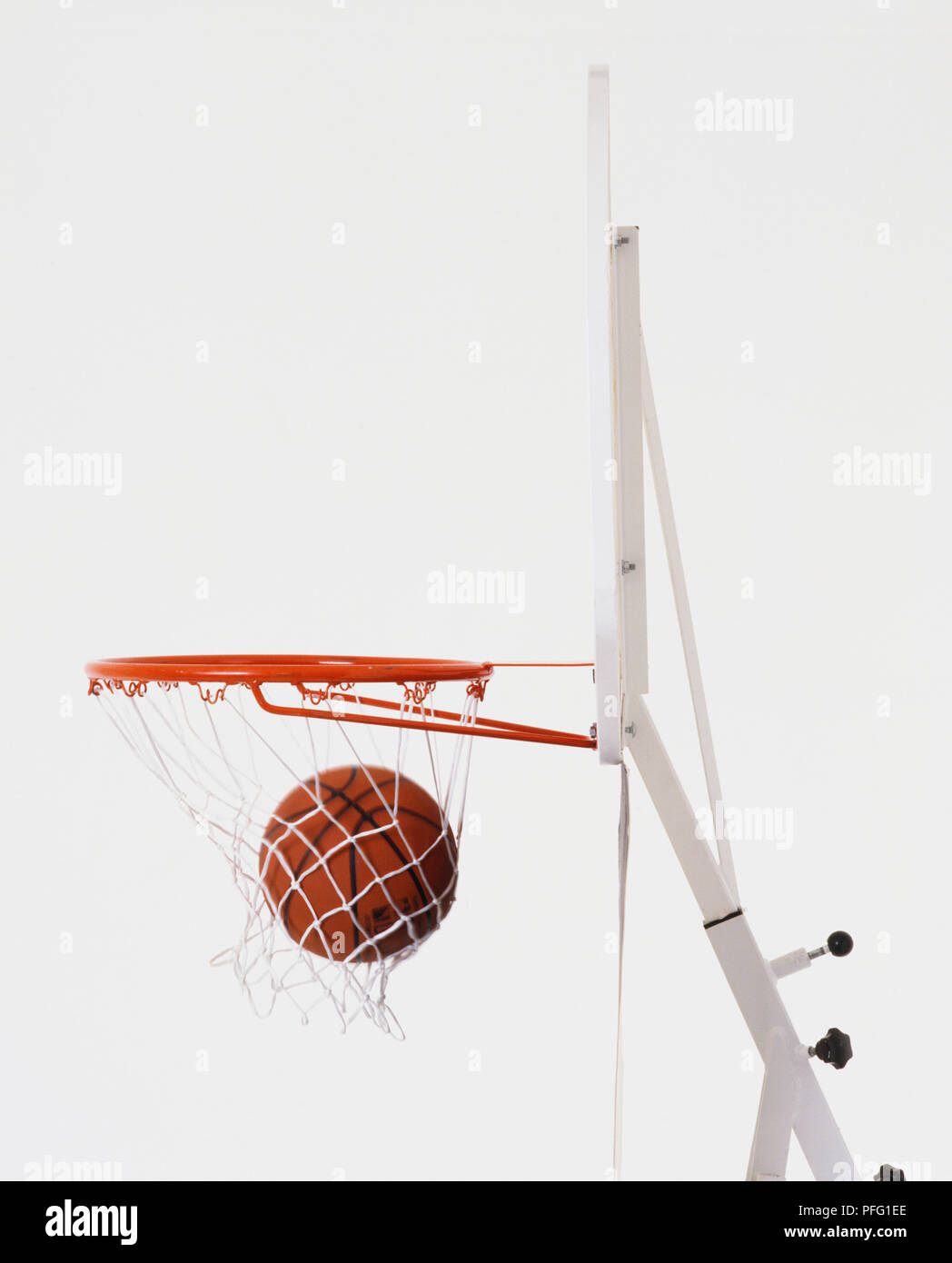 Ball in Korb. Stockfoto