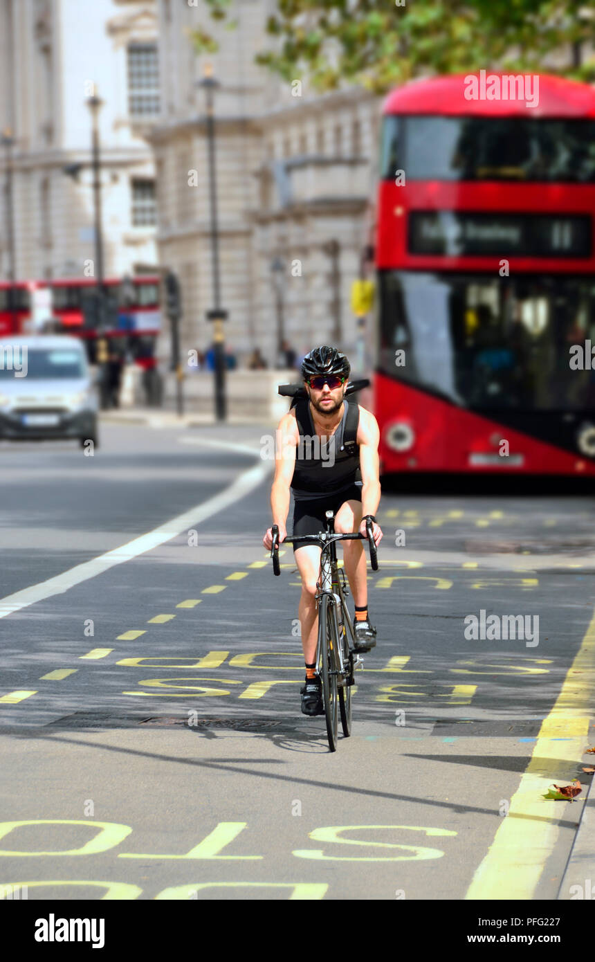 Radfahrer und Double Decker Bus in Whitehall, London, England, UK. Stockfoto