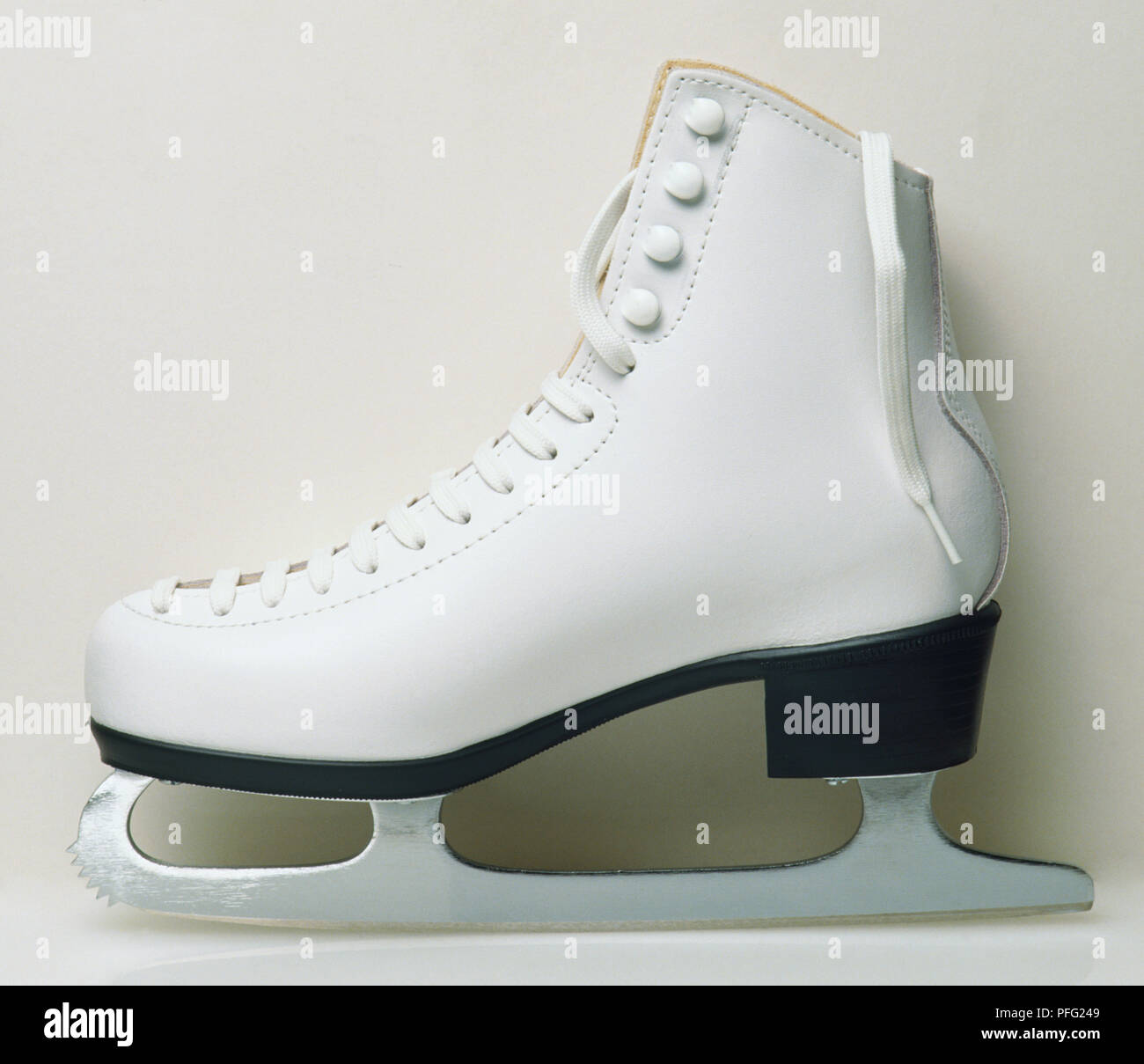 Ein weißes Leder Abbildung Skate. Stockfoto