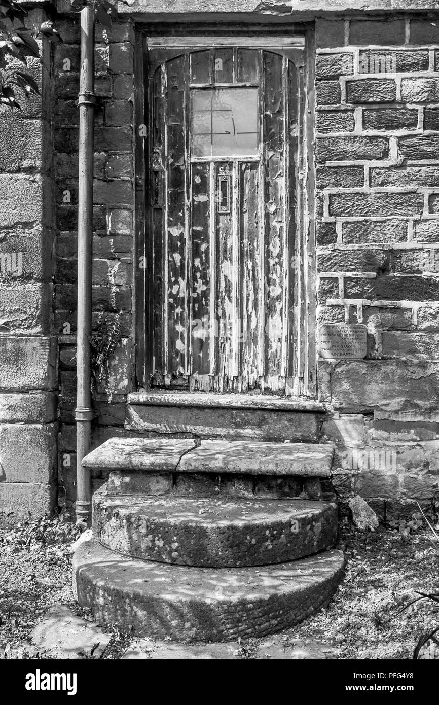 Schwarz-weiß Fotografie alte Tür und Schritte in der Badewanne, Gärten, Bakewell, Fluss Wye, Derbyshire Dales im Peak District, England, Vereinigtes Königreich, Stockfoto