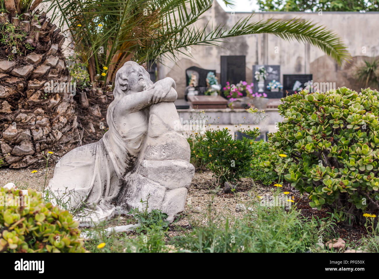 Barcelona, Spanien - 10. Mai 2018: die Skulptur der Trauer Frau in den Gärten von Poblenou Friedhof. Friedhof von Poblenou ist heute unglaubliche scu Stockfoto