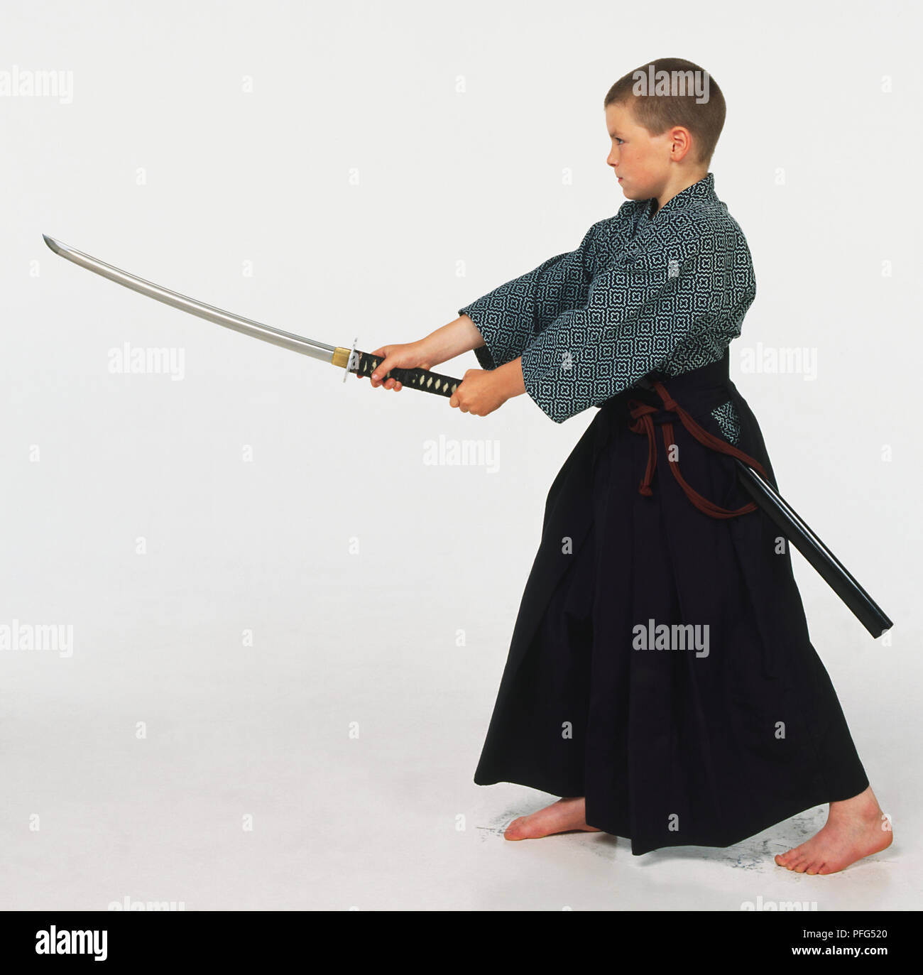 Die iaido Schwert mit beiden Händen gezogen Stockfoto