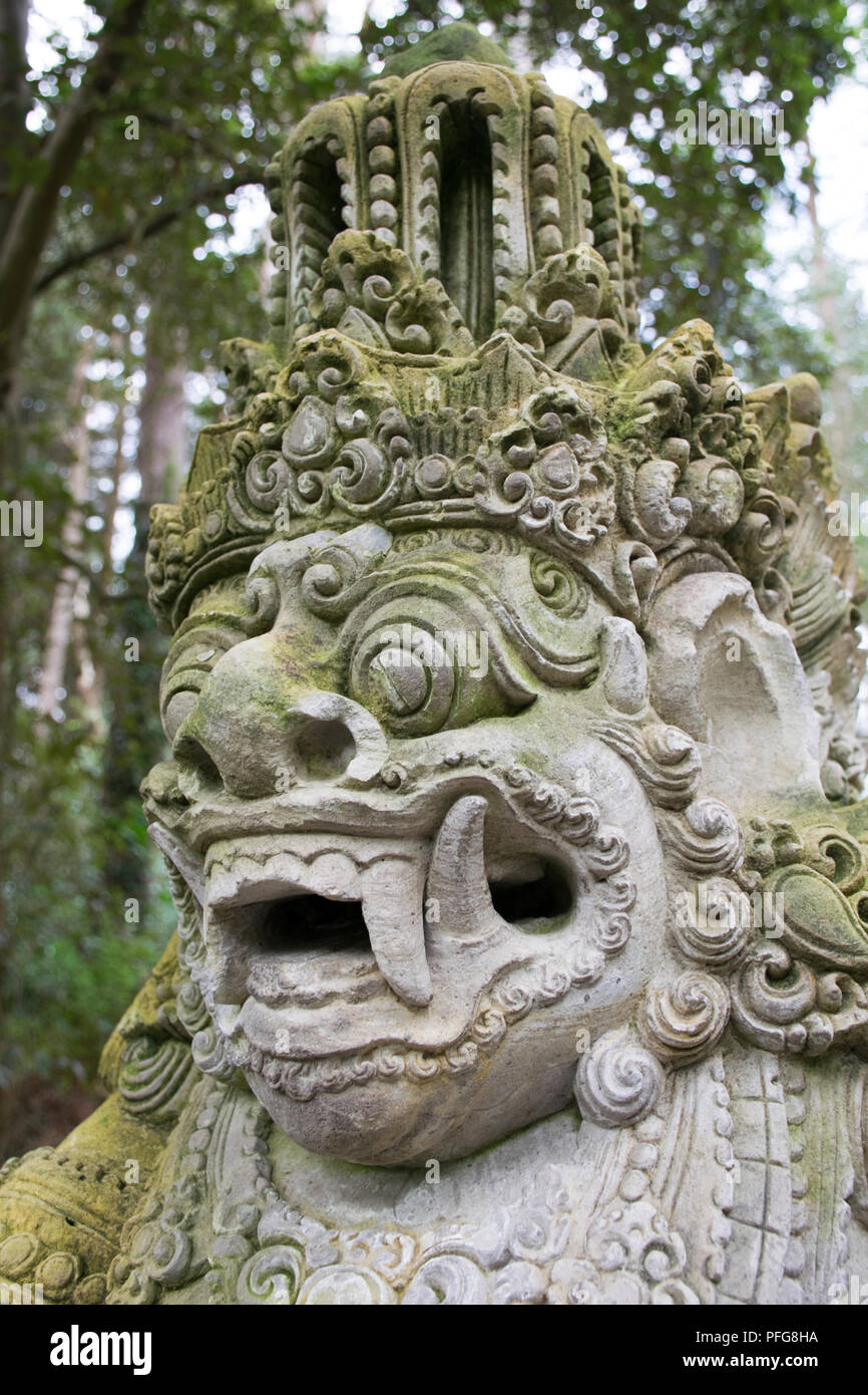 Eine Statue von einem thailändischen Dämon/Monster in einem forest park Stockfoto