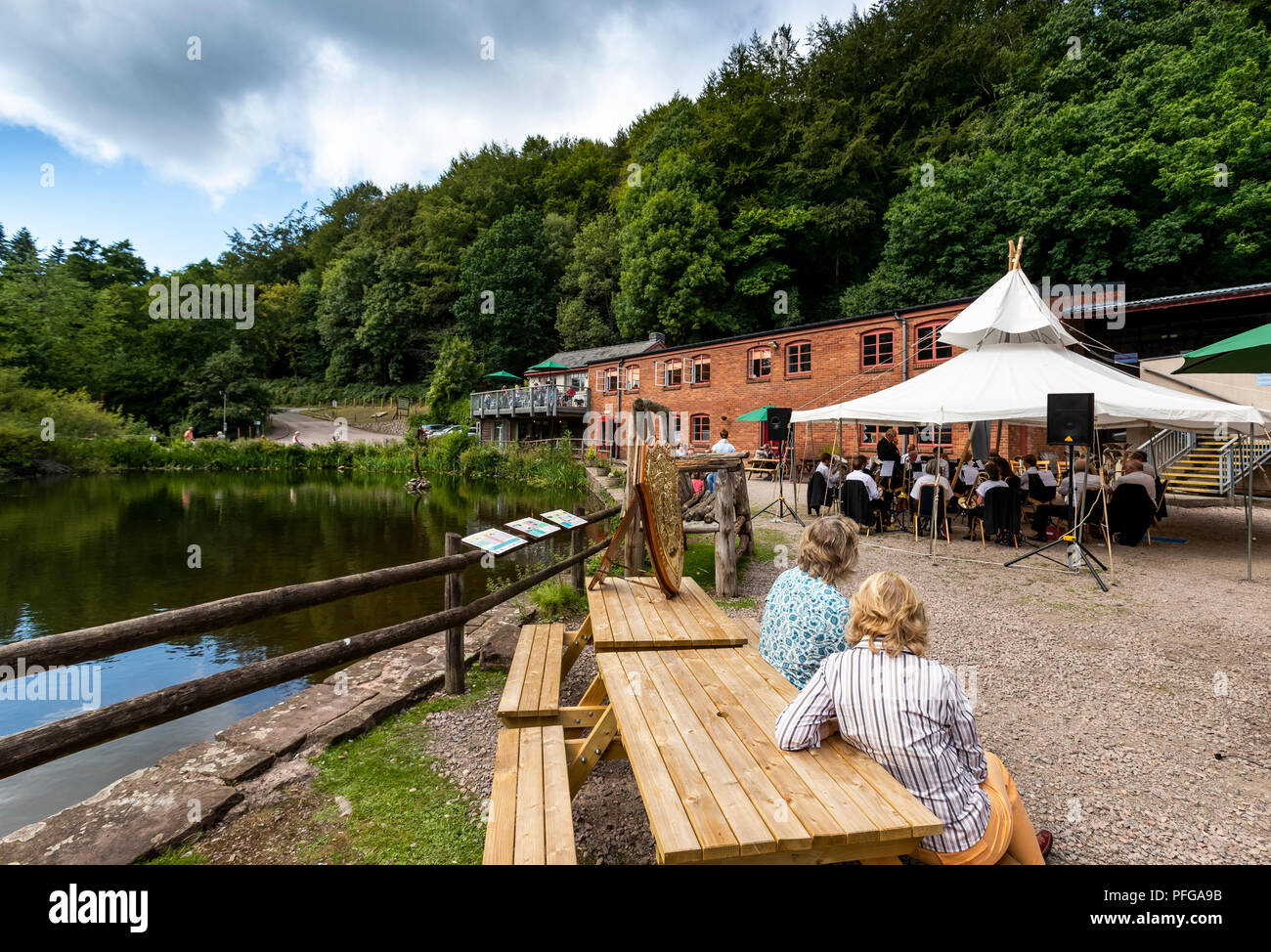 Dean Heritage Center und das Museum im Wald von Dean Hosts eine Blaskapelle Sonntag Nachmittag mit cinderford Band Stockfoto