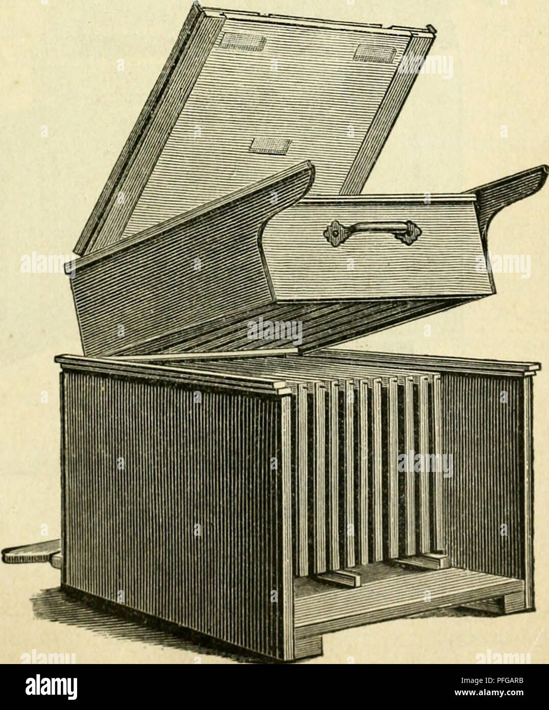 . Das Buch von der Biene. Bienen; Biene Kultur. ® er DJiobilbou. 275 itieberc Sluffteüung unb i) §&gt; gegen ben Soben geneigte?} Iug 6 rett fiebern ben SSiencn lnflug aurf einen günftigen 5) bei loinbigem SSetter. ® em SSoiüonftoc! Ätintic^ ift ber in Slmerüa raeitüerbreitete S) abont=ftocf, ber ebenfalls ein beroeglirf) e § 33 obenbrett l} an unb bon Ihr Browser kann leider keine eingebetteten Frames anzeigen befianbelt Mnb. jDie 11 - 13 Söreitrafimen §® abantfto werden (Fe § finb etma^^ grösser, ha fie einen 2 öa 6 enför |? er Üauf 27 cm pö^ e: unb 46 cm Sreite umjrf) Iie^en. SDer 5 (bflanb luirb butrf) eine 3a^nreif) e au § (Sifenbra^t geregelt, bie unten im Btoä angebracht r Stockfoto