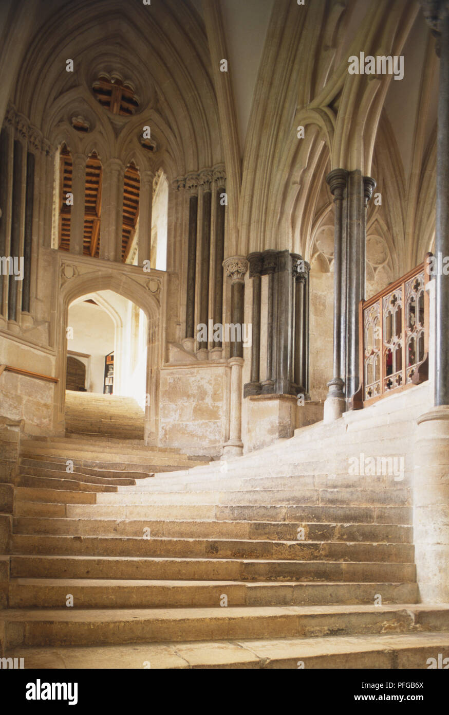 Grossbritannien, England, Wessex, Wells, Wells Cathedral, Treppe nach oben geschwungene Kapitel Haus. Stockfoto