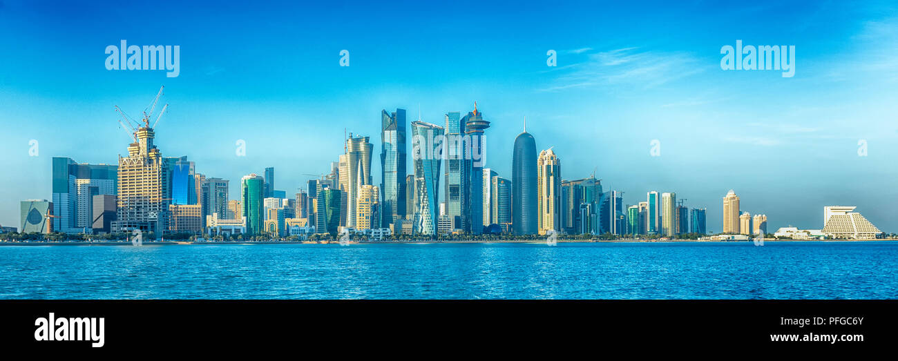 DOHA, Katar - Januar 31, 2016: HDR-Version von einem Blick auf die Türme aus Katar Doha Bucht, mit sichtbaren Logos. Stockfoto