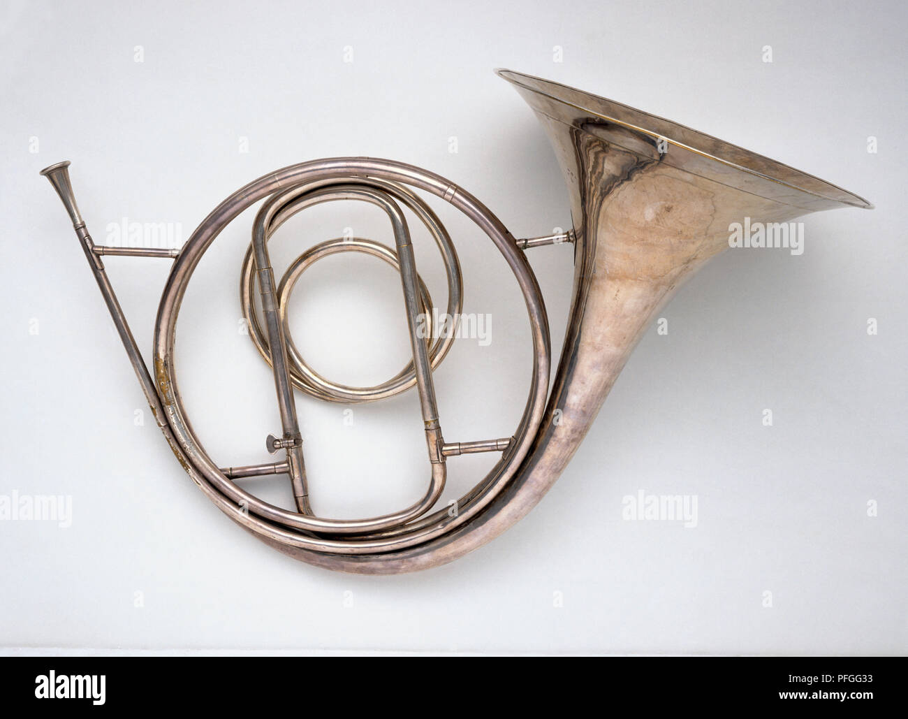 Crook Horn mit grosser, breiter Bell, Seitenansicht. Stockfoto