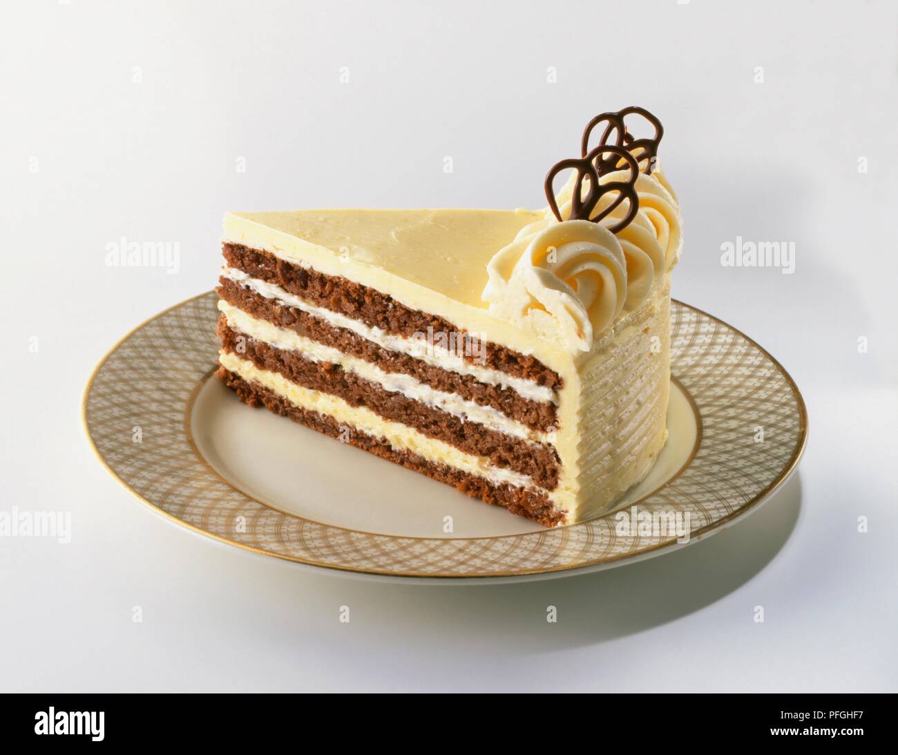 Scheibe von Orange und Schokolade Layer Cake auf Platte Stockfoto