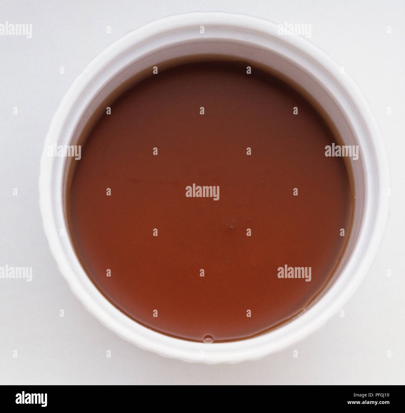 Oben Ansicht von Rich brown Honig in einer Runde weiße Schüssel oder ramekin. Stockfoto