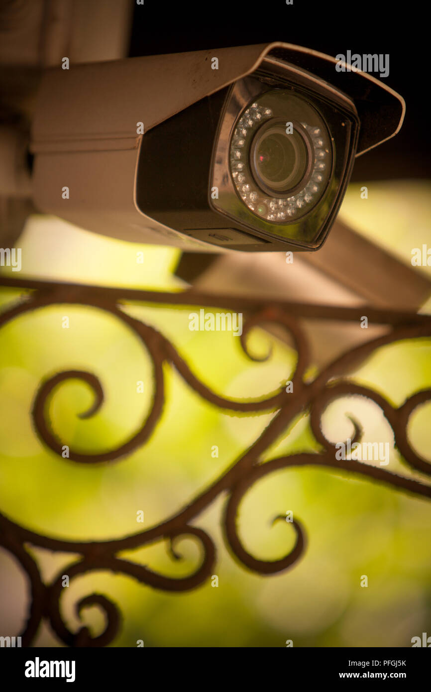 Farbe Bild einer Überwachungskamera an der Wand montiert. Stockfoto