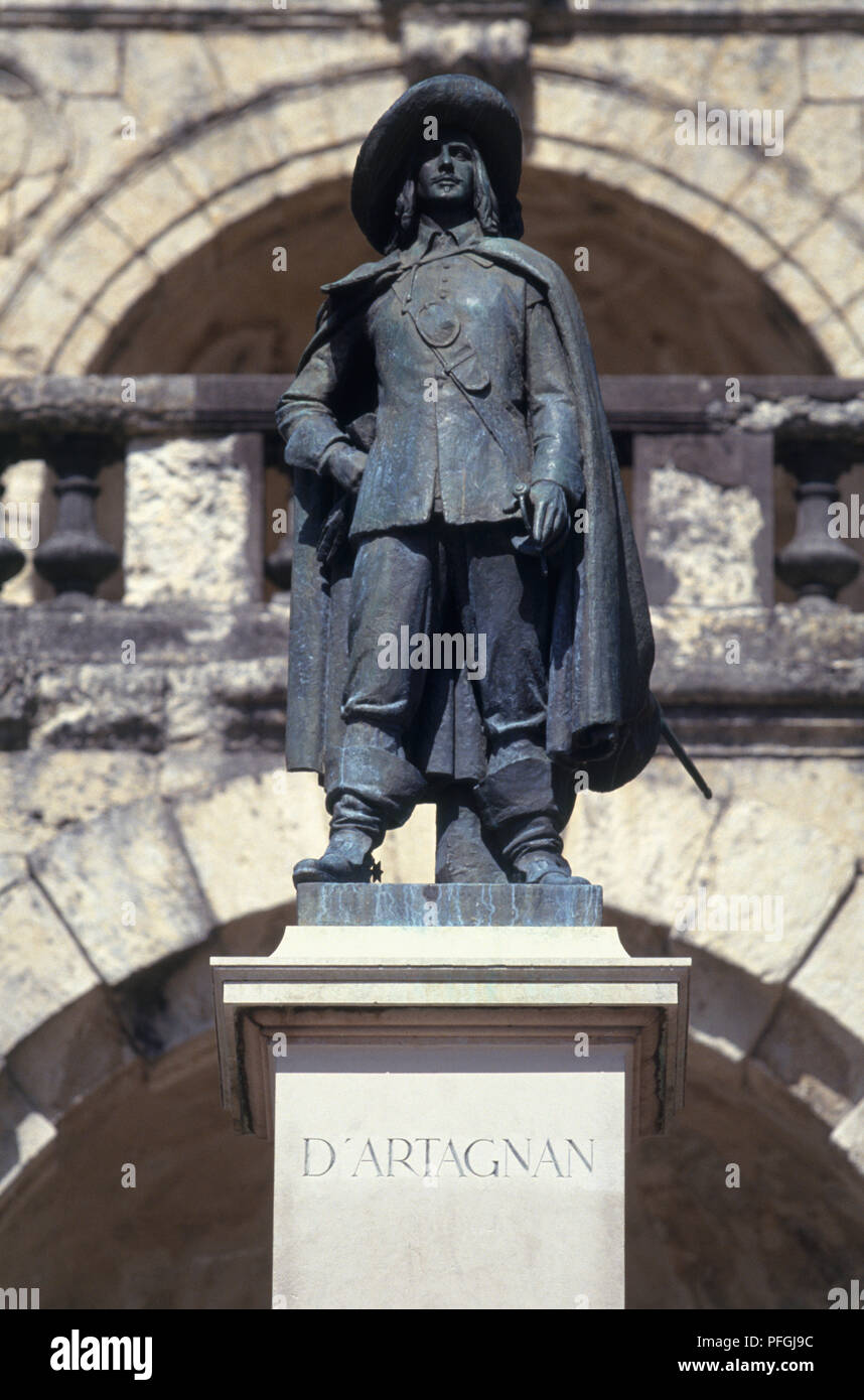 Frankreich, Gers, Bronzestatue von D'Artagnan, Alexandre Dumas der Musketier, in der Stadt von Auch, Nahaufnahme, Ansicht von vorne Stockfoto