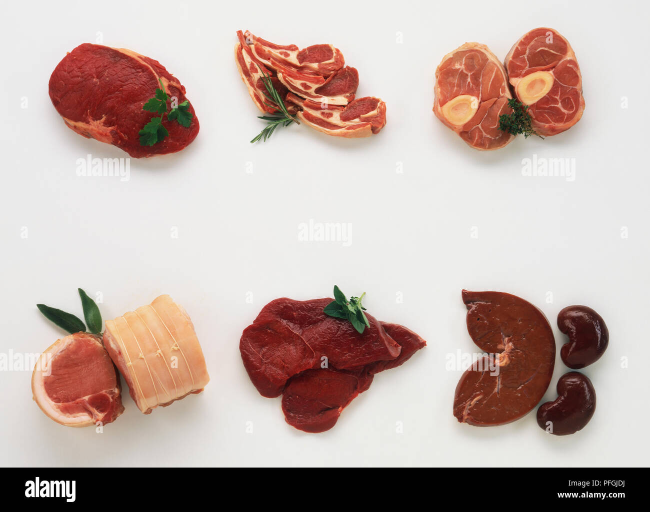 Auswahl von rohem Fleisch schnitten, einschließlich Rindfleisch, Lamm, Kalb, Schwein, Wild und Innereien. Stockfoto