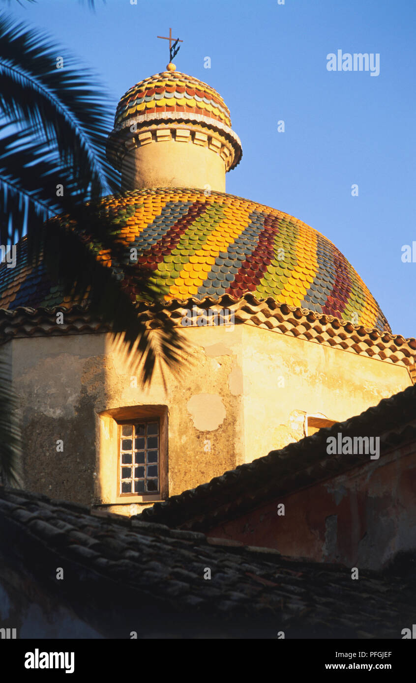 Frankreich, Vence, bunte Kuppeldach, Low Angle View. Stockfoto