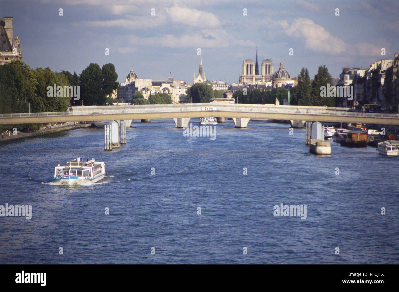 Frankreich, Paris, Quartal Tuileries, Pont Solferino über den Fluss Seine, lange leicht gewölbte Brücke. Stockfoto