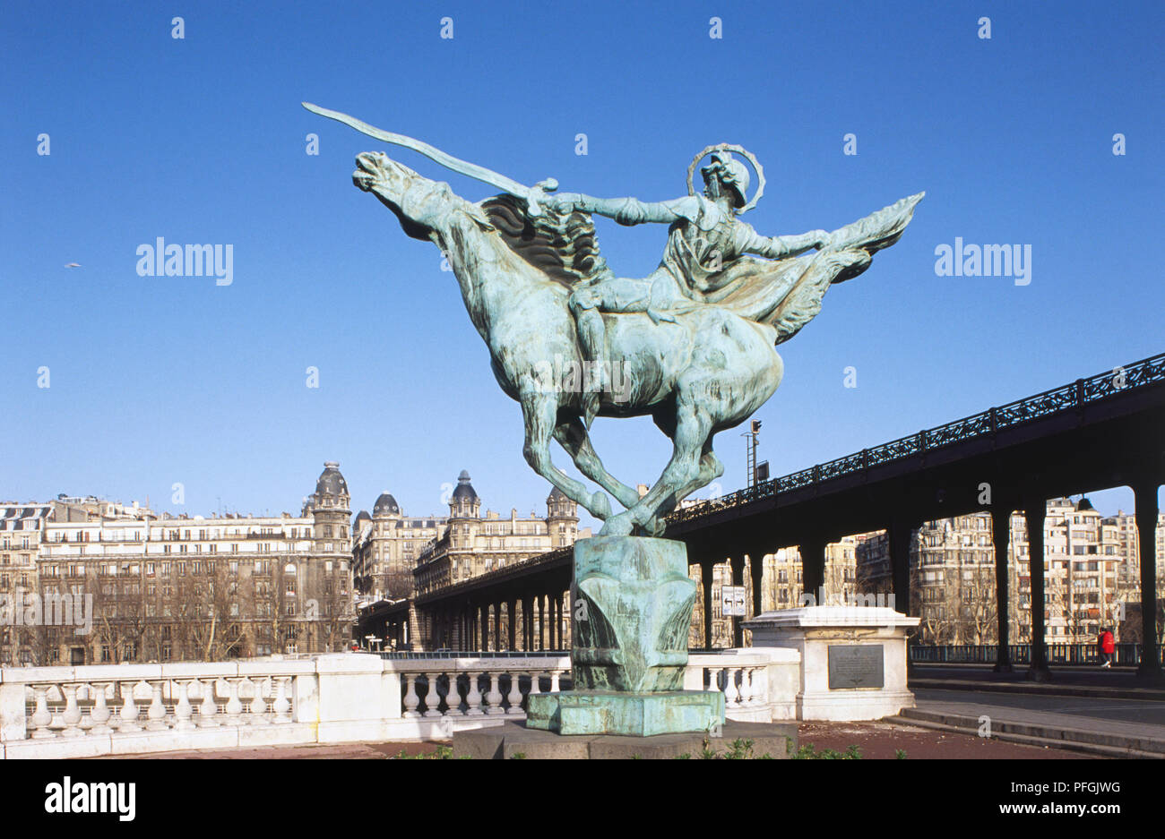 Frankreich, Paris, Seine, Pont de Bir-Hakeim an Allee Cignes, mit Metall Statue von Wederkinch, Mann auf dem Pferd. Stockfoto