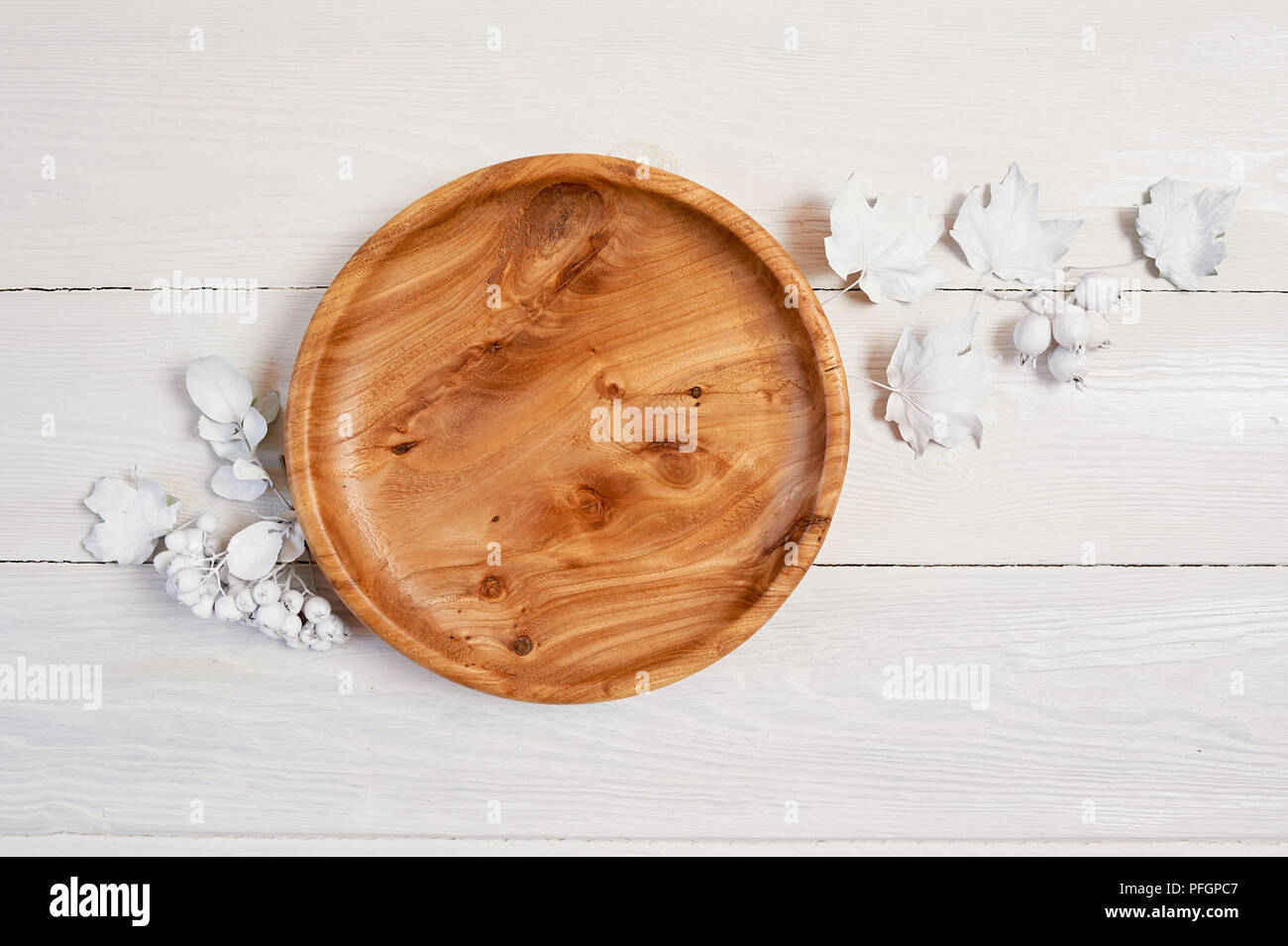 Flach. Ansicht von oben. Holz- statt mit weißen Beeren und Blätter auf einer hölzernen Mock up Herbst Hintergrund. Grußkarte zum Erntedankfest im rustikalen Stil mit Platz für Ihren Text Stockfoto