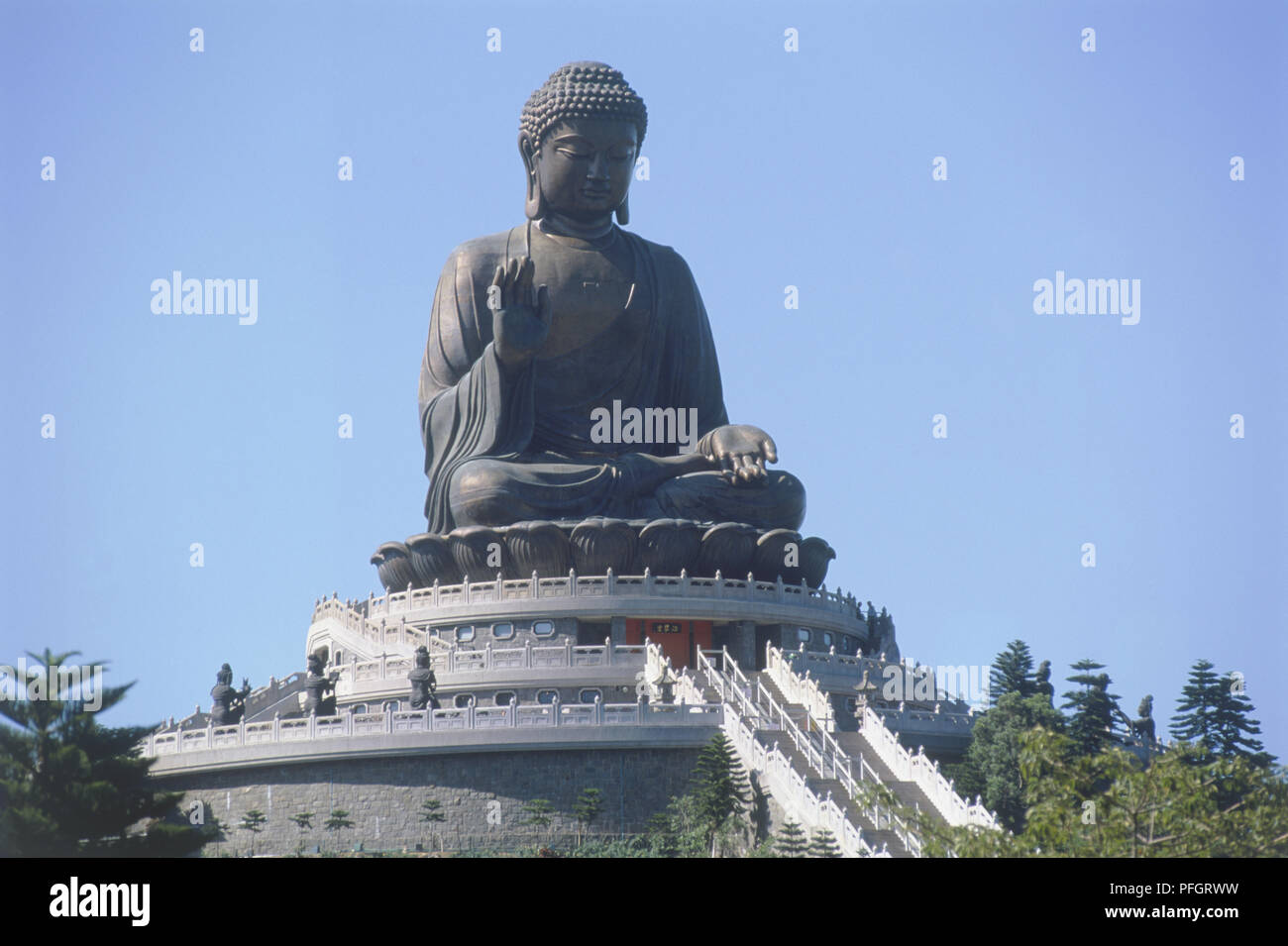 China, Hong Kong, Outlying Islands, Big Buddha und Po Lin Kloster, steile Steintreppe, die bis zu den riesigen Big Buddha Statue Stockfoto