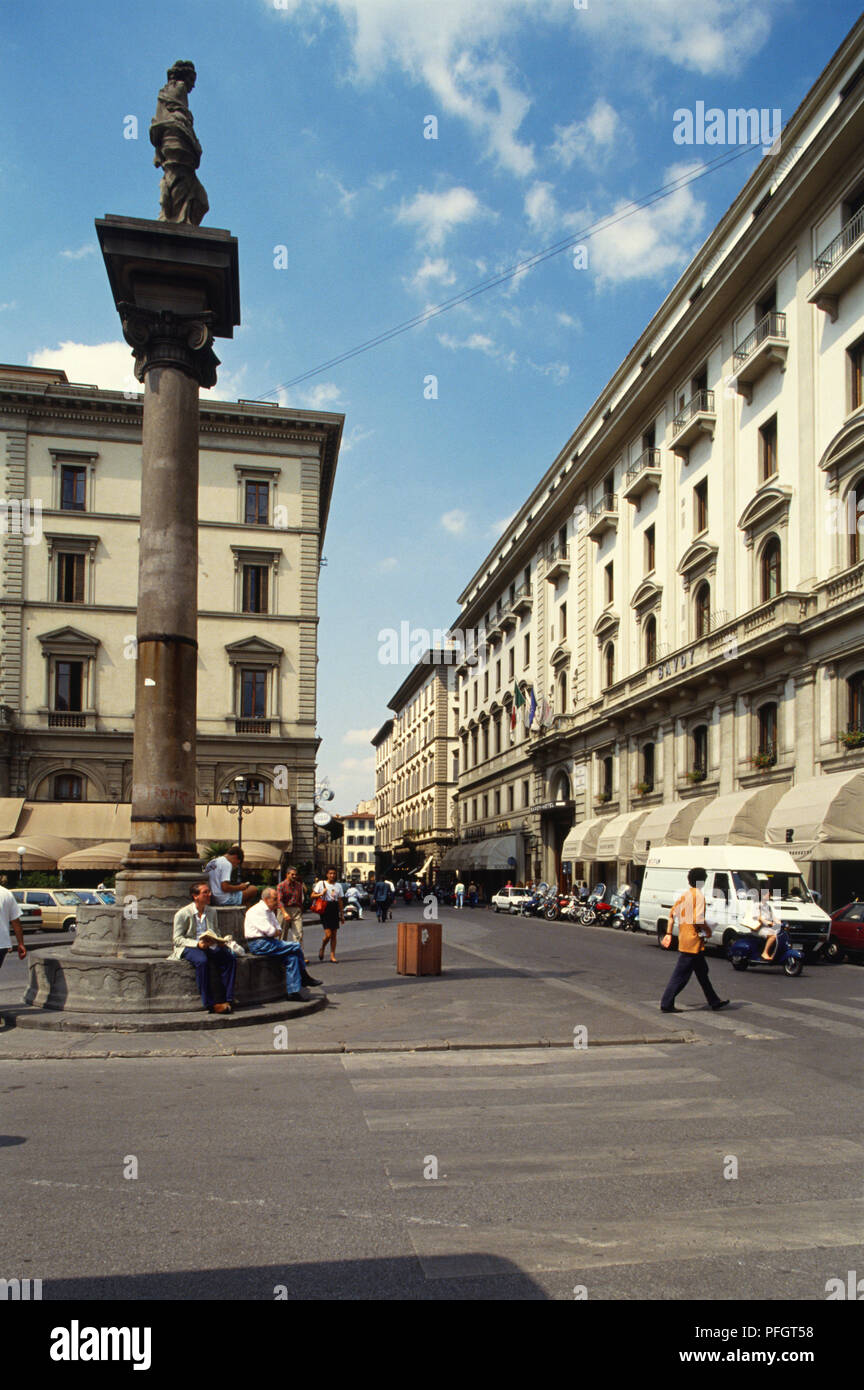 Italien, Florenz, Piazza di Santa Trinita, gesäumt mit eleganten Palazzi. Stockfoto