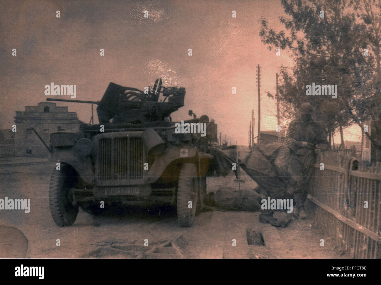Deutsche Soldaten in Camouflge Kittel hinter Halftrack mit 20 mm Kanone ist verstorben südlichen Sektor der russischen Front 1942 Stockfoto