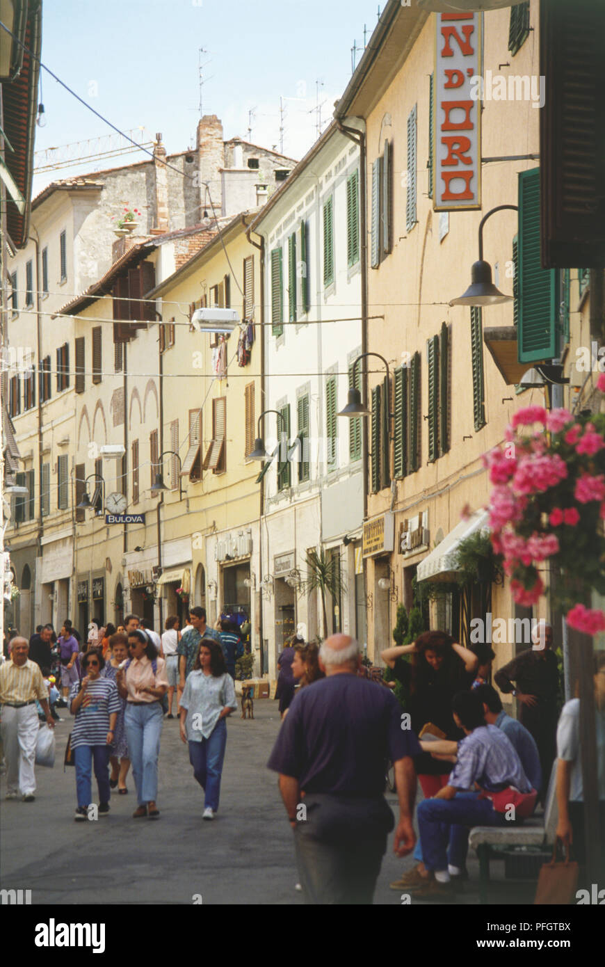 Italien, Toskana, besetzt Schmale Straße mit Geschäften. Stockfoto