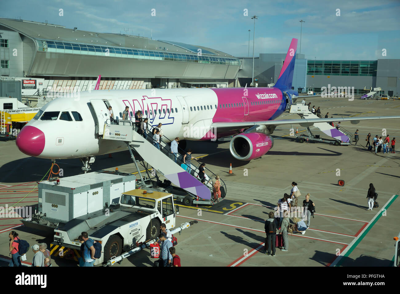 Fluglinie luton flughafen abflug gate Fotos und Bildmaterial in hoher