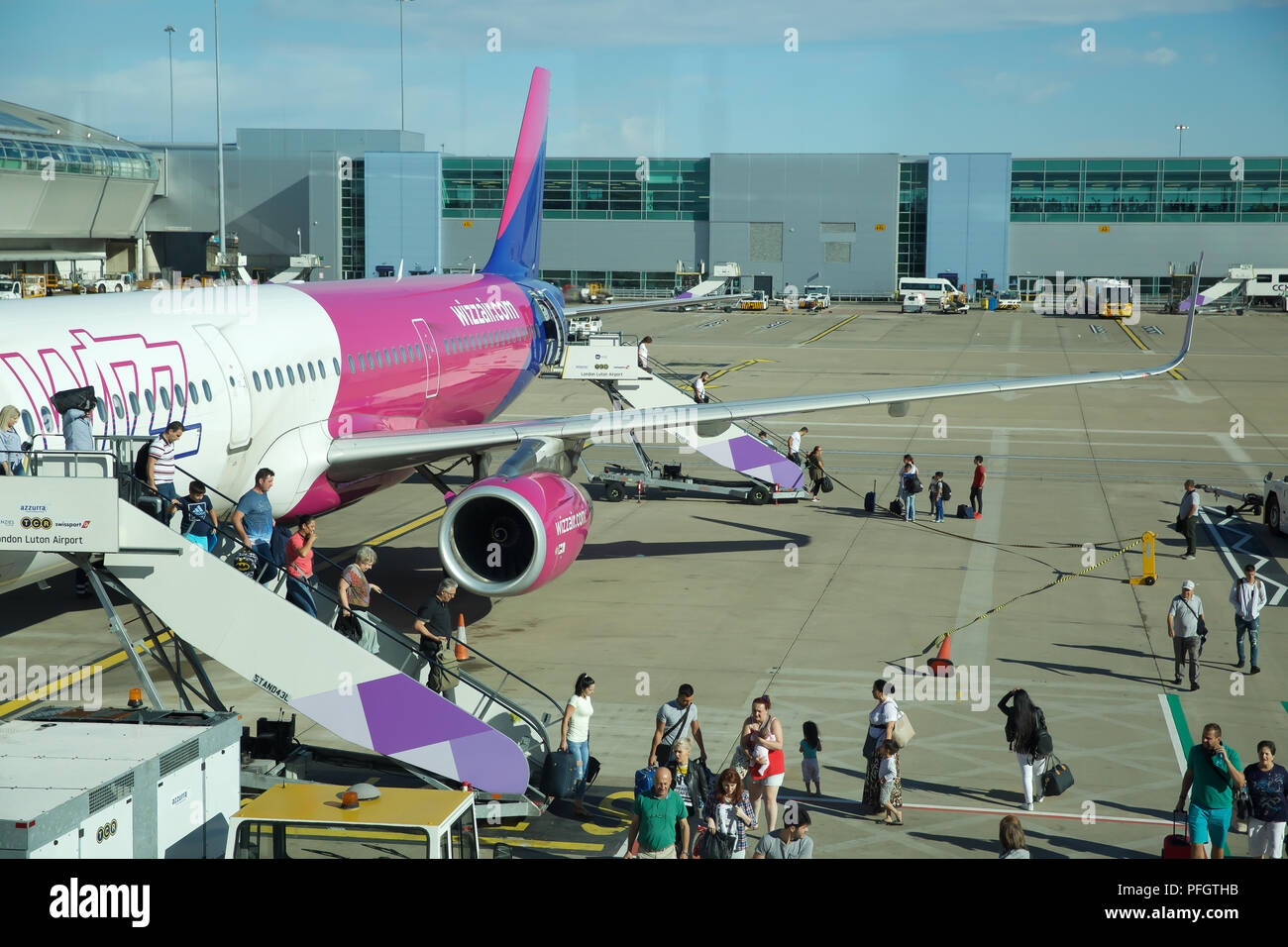 Fluglinie luton flughafen abflug gate Fotos und Bildmaterial in hoher