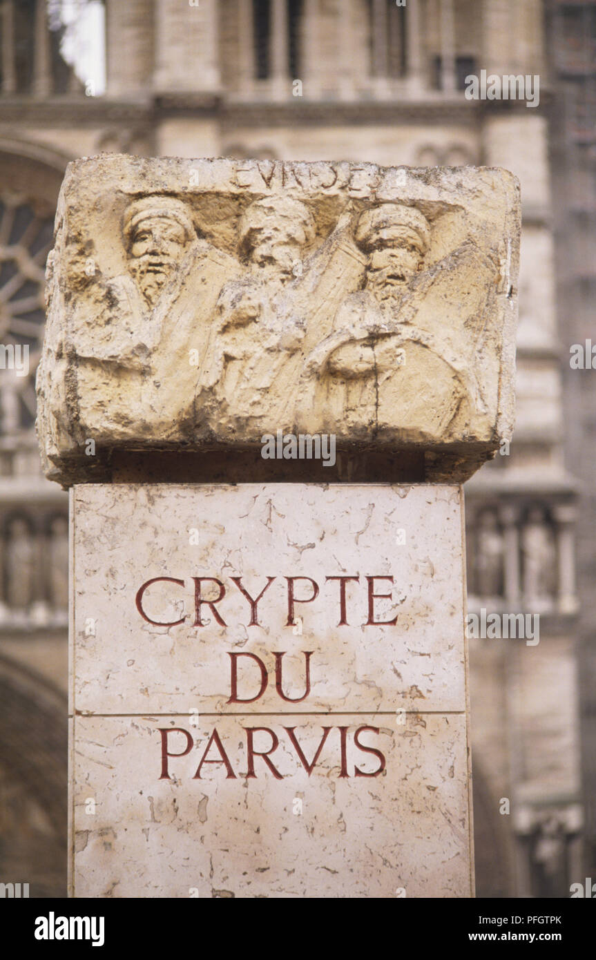 Frankreich, Paris, Crypte du Parvis Inschrift bei Crypte Archeologique, auf der Ile de la Cite, Stein mit Inschrift und Schnitzereien. Stockfoto