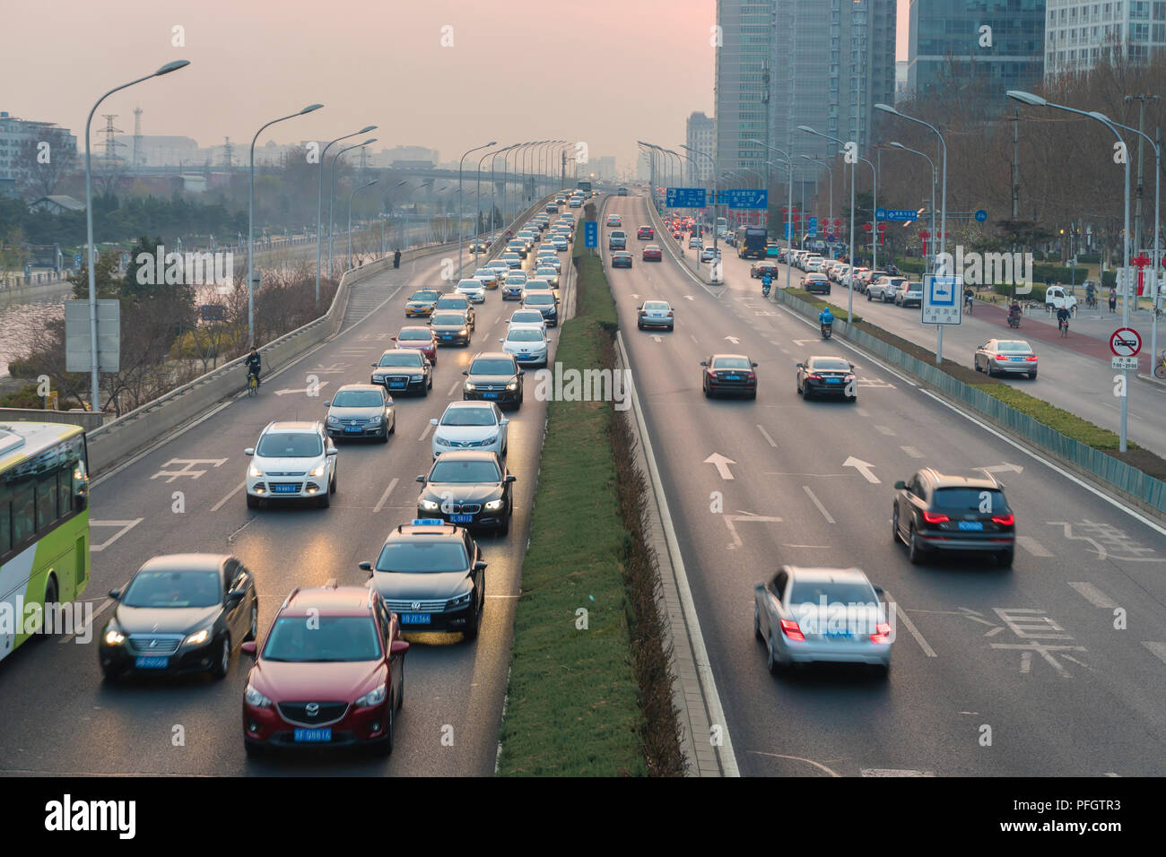 Autobahn Verkehr in Peking Stockfoto