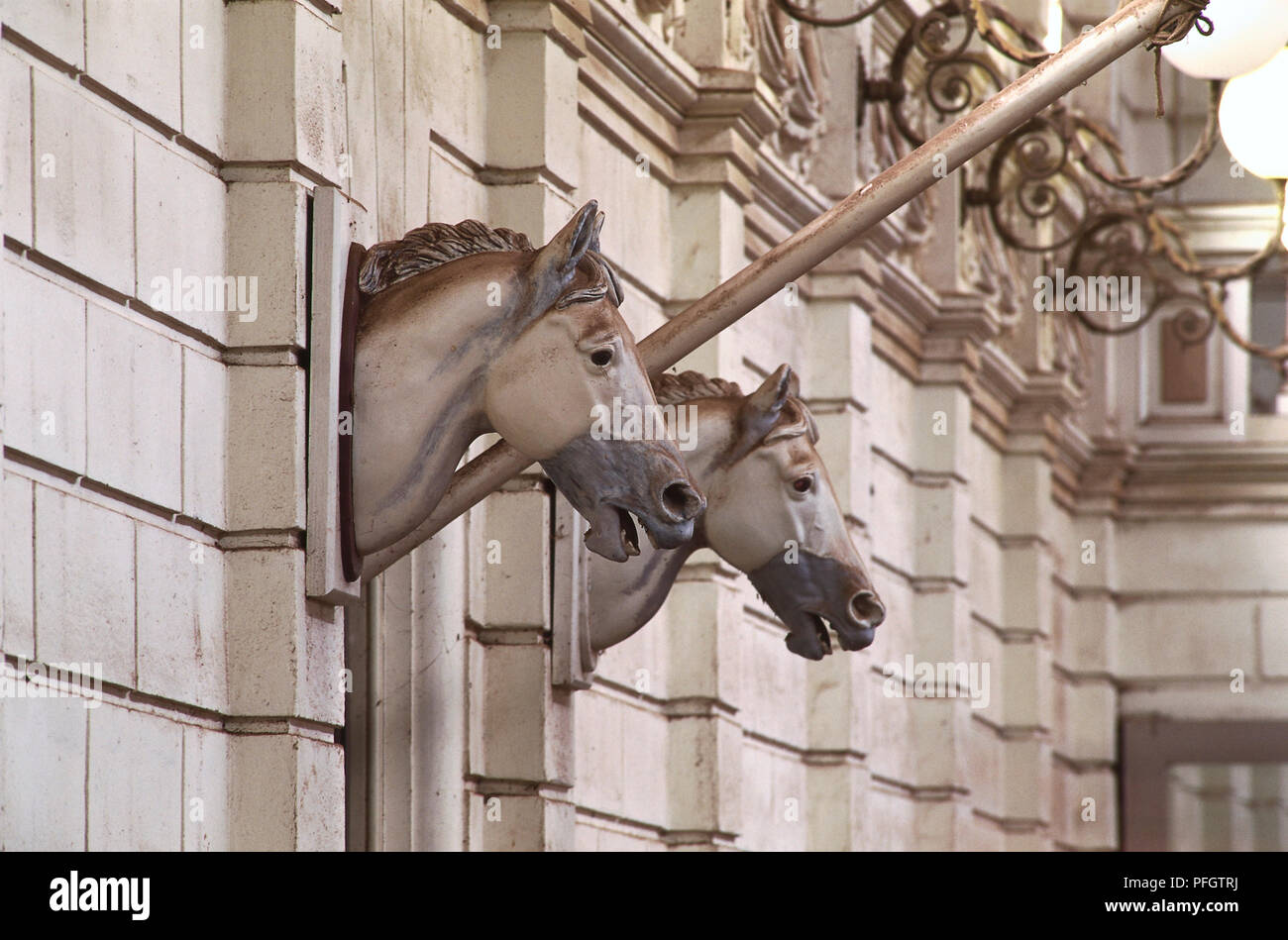 Holland, Amsterdam, Statuen von Pferde Köpfe auf der Fassade der Hollandse Manege oder Niederländisch Reitschule. Stockfoto